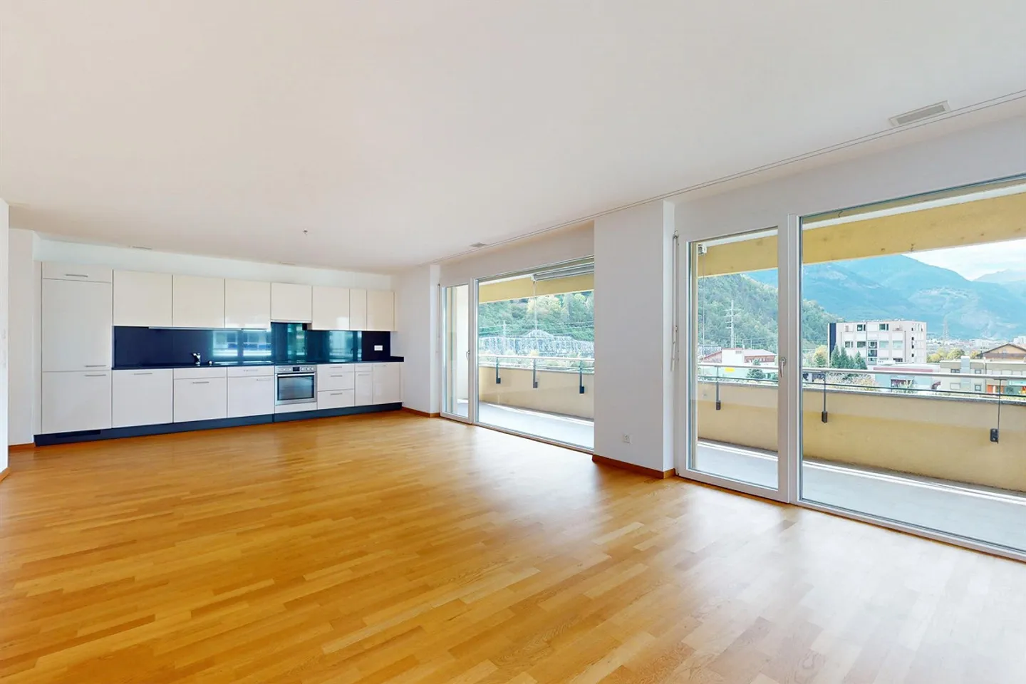 Ruhige Wohlfühloase mit modernem Ausbau sucht Nachmieter! - Foto 3 von 9