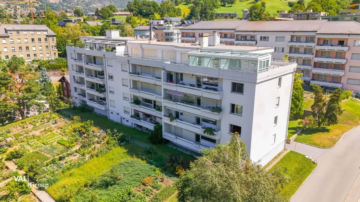 Light-flooded apartment with valley view in a family-friendly neighborhood - Photo 1 of 13