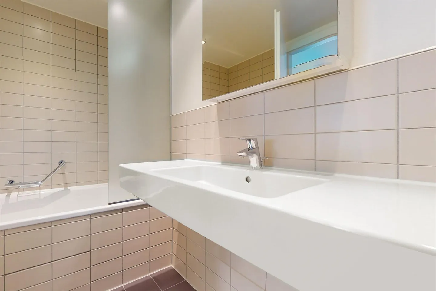 Ruhige Wohlfühloase mit modernem Ausbau sucht Nachmieter! - Foto 7 von 9