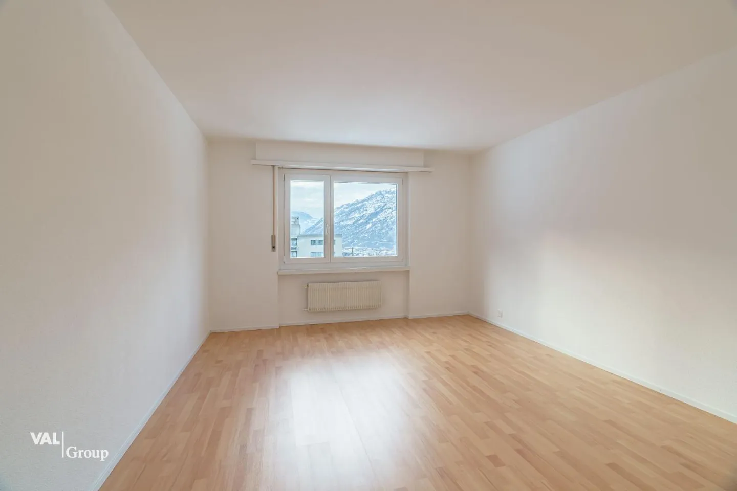 Light-flooded apartment with valley view in a family-friendly neighborhood - Photo 12 of 13