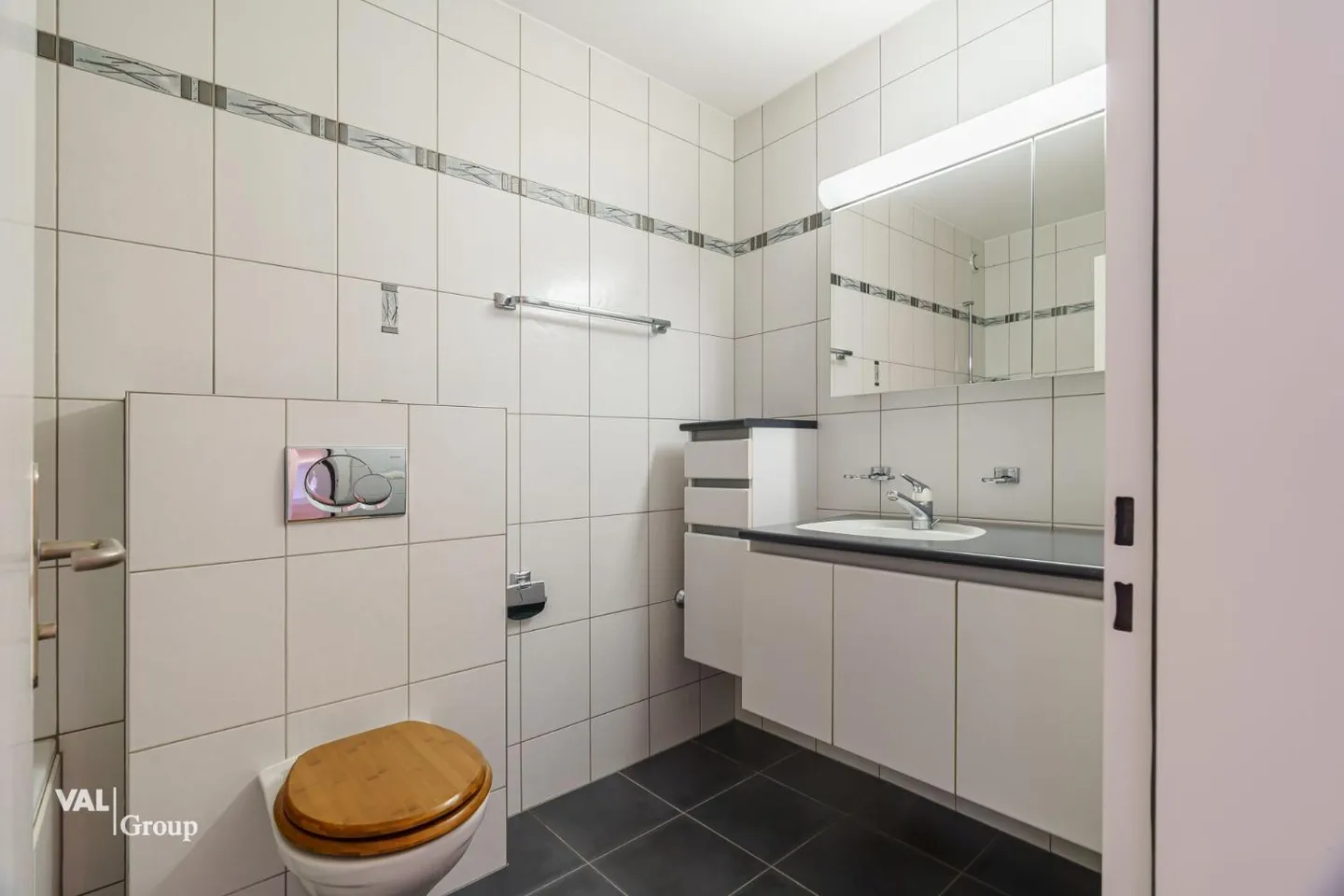 Light-flooded apartment with valley view in a family-friendly neighborhood - Photo 13 of 13