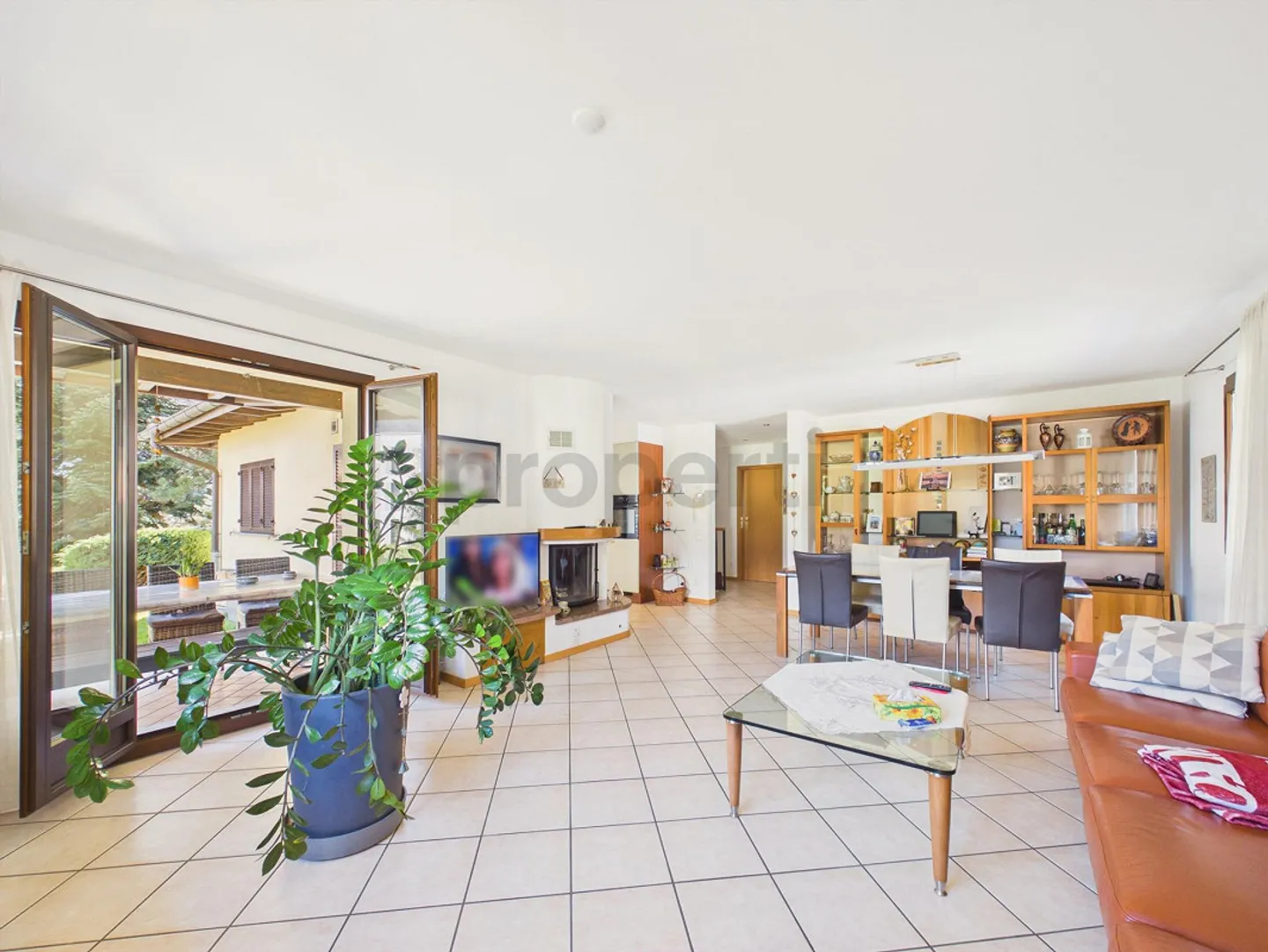 Elegante 5,5-Zimmer-Villa mit großem flachen Garten in Piotta - Foto 4 von 15