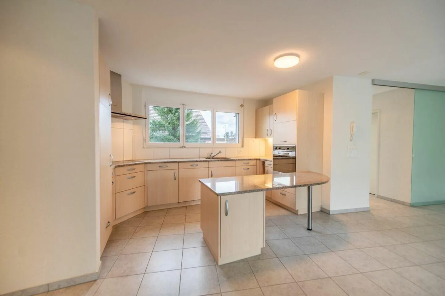 Bright Apartment with Winter Garden - Photo 2 of 22