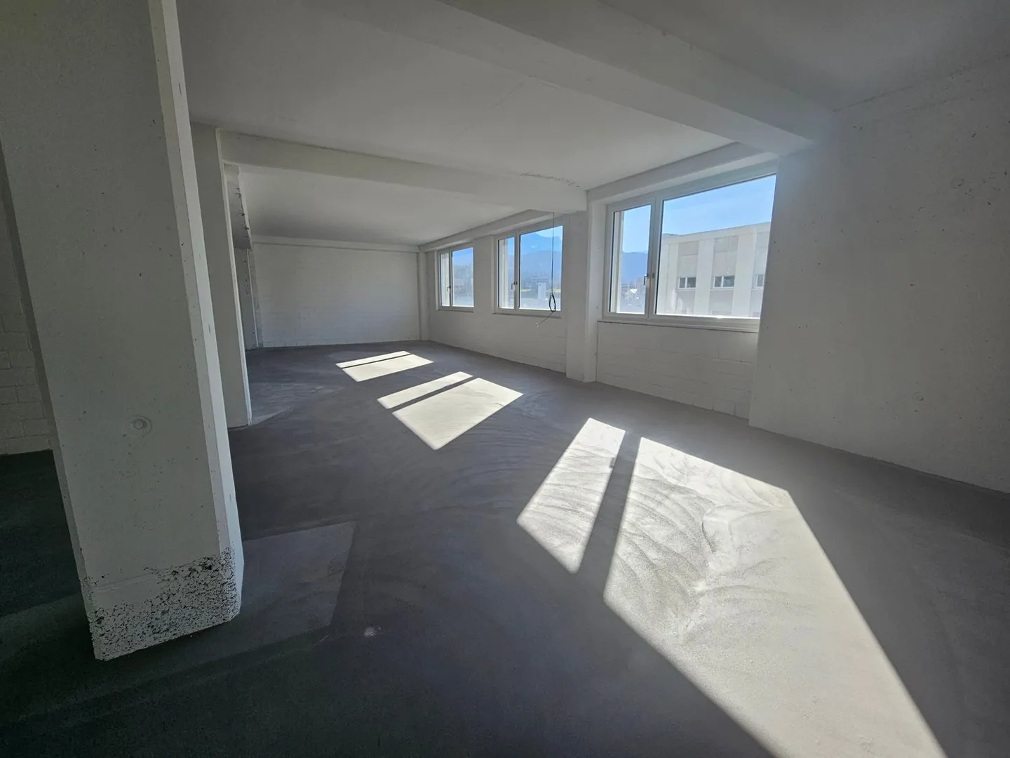 Flexible rental spaces for businesses and creative industries - Photo 2 of 8