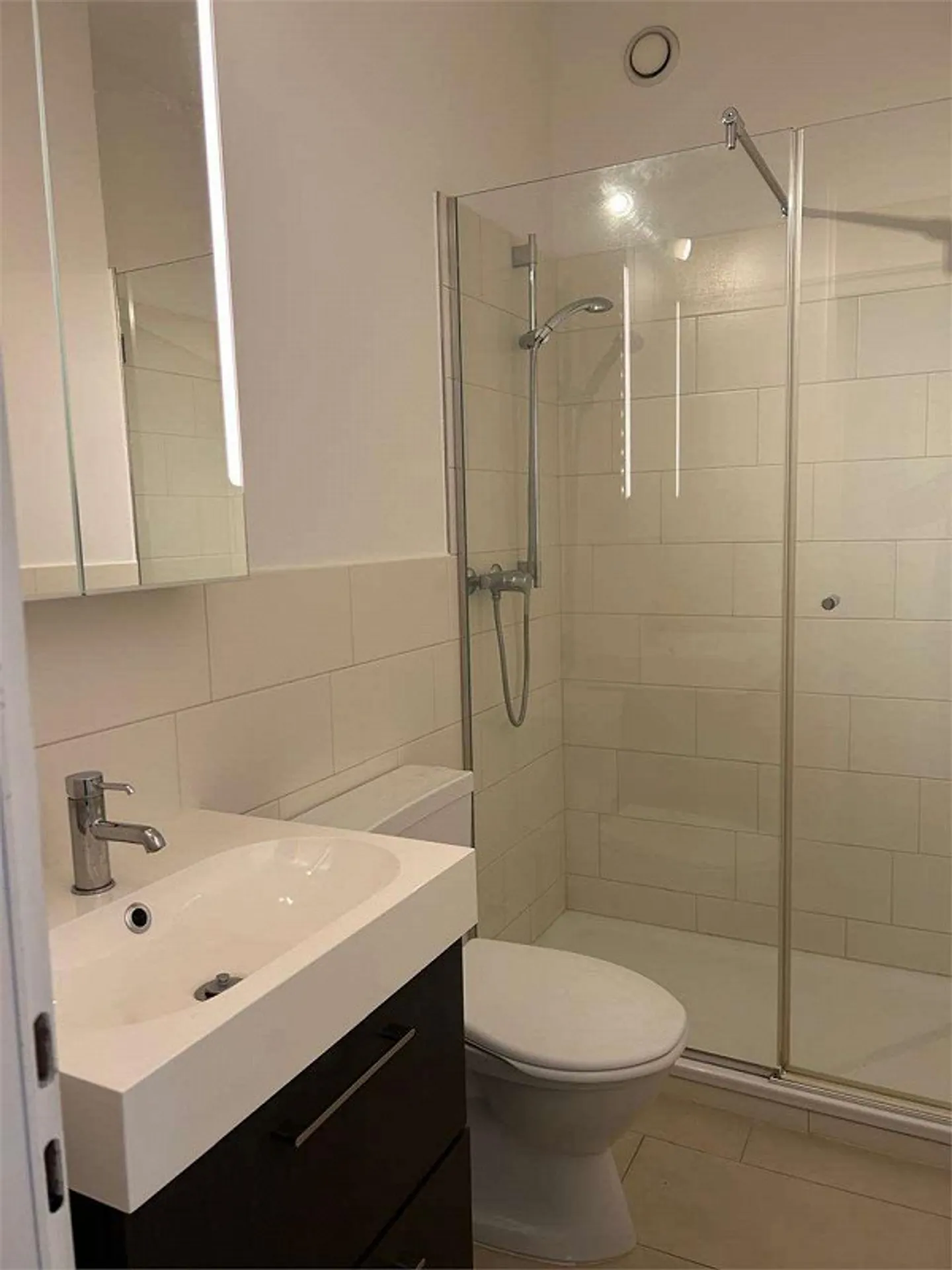 Monolocale Moderno con Balcone e Vista Aperta nel Pieno Centro di Luga - Foto 2 di 7