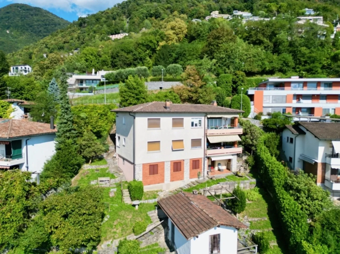 Real estate with great construction potential on Monte Brè - Photo 3 of 4