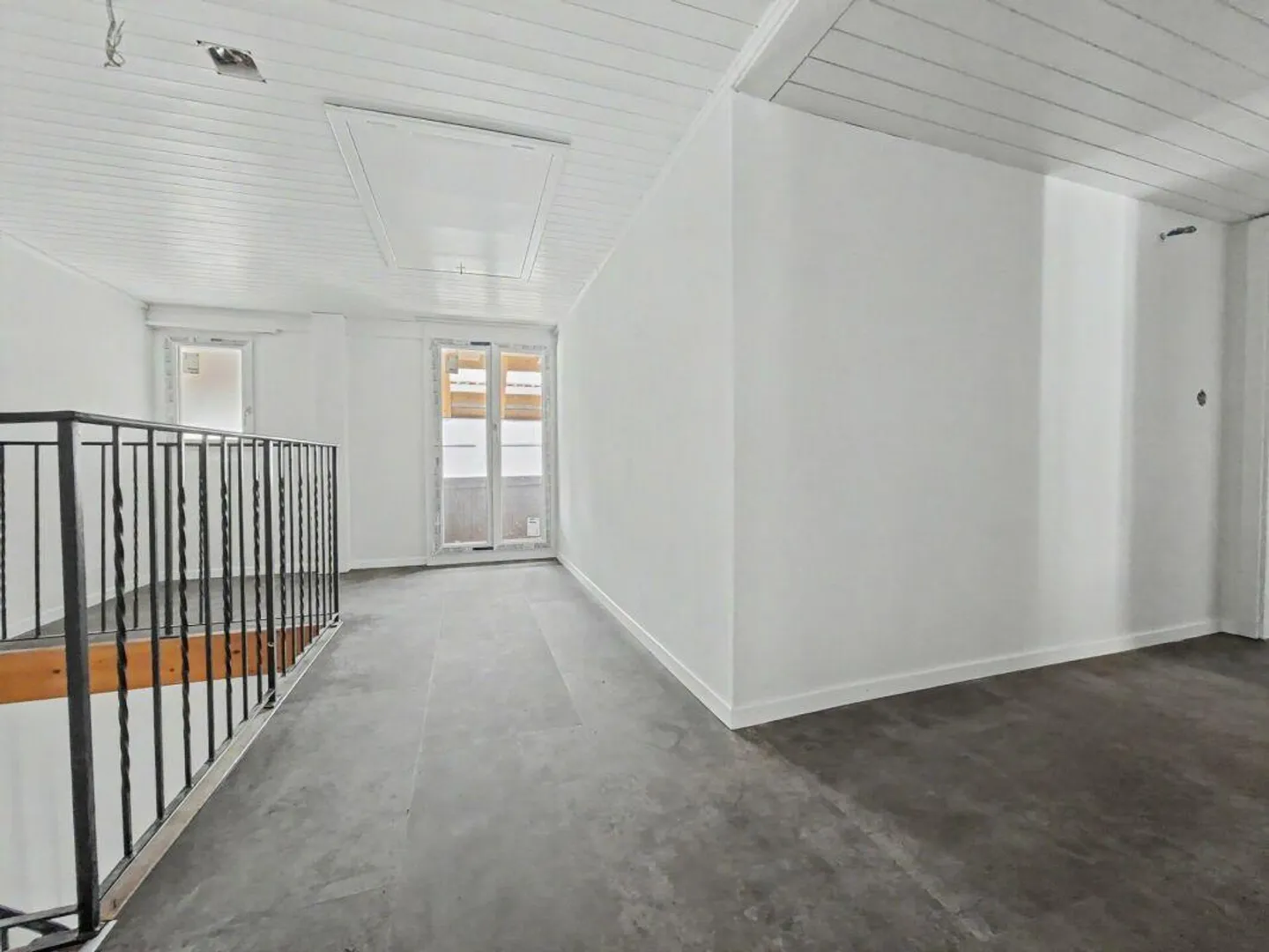First rental of a renovated 4.5-room duplex apartment - Photo 5 of 12