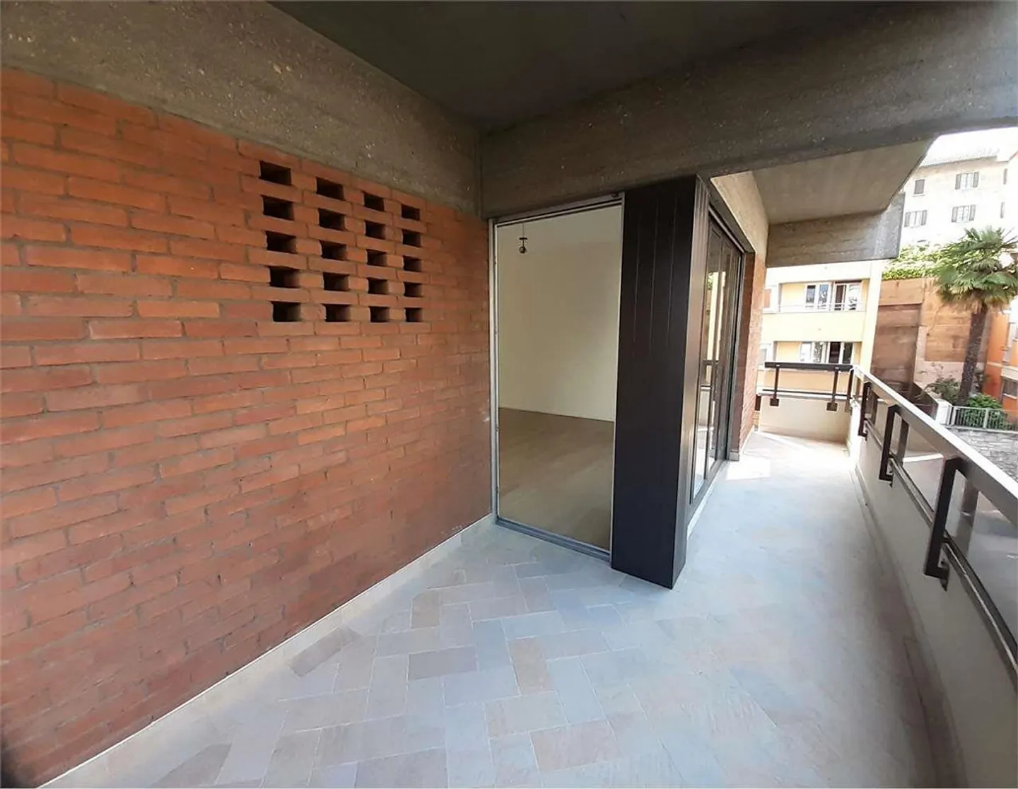 Monolocale Moderno con Balcone e Vista Aperta nel Pieno Centro di Luga - Foto 4 di 7