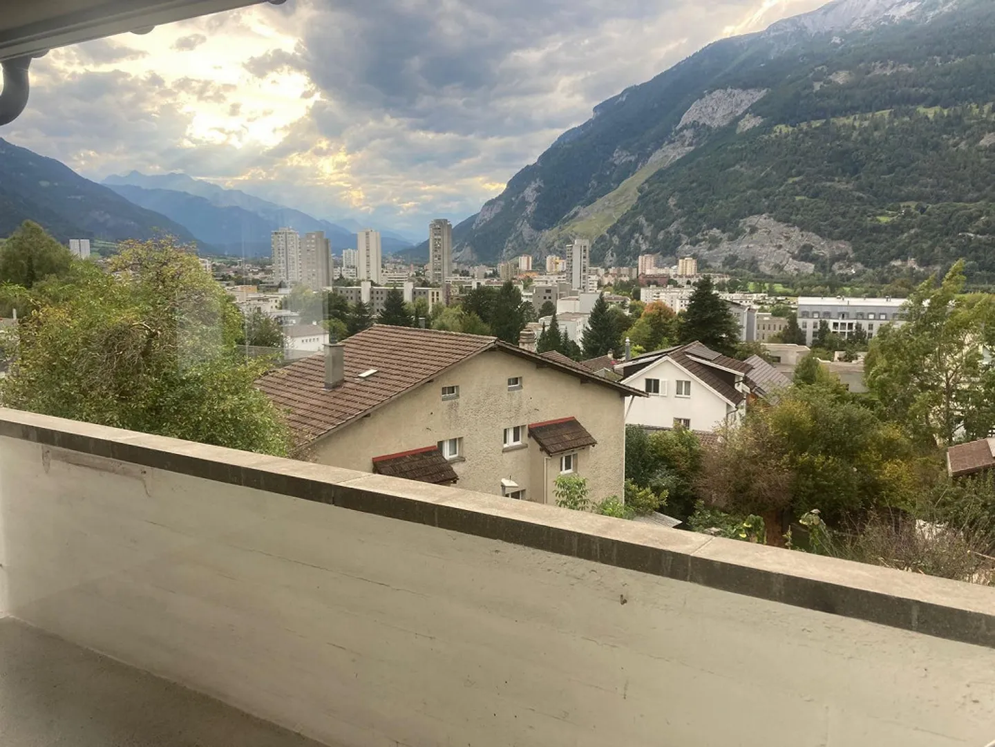 Appartamento luminoso e recentemente ristrutturato con 4 stanze in una posizione soleggiata - Foto 3 di 5