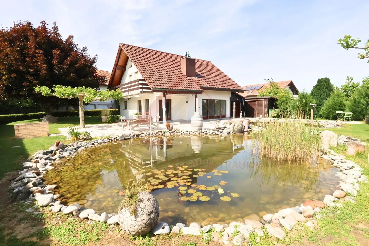 Paradiso familiare con giardino da sogno e stagno naturale a Hagneck - Foto 4 di 30