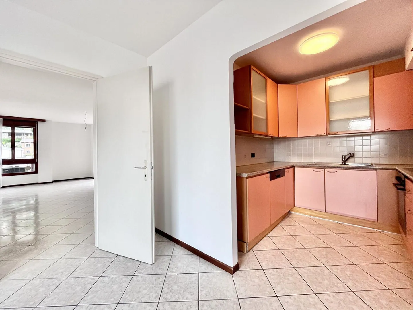 À LOUER APPARTEMENT LUMINEUX 4.5 PIÈCES AVEC TERRASSES À LUGANO VIGANELLO - Photo 3 sur 9