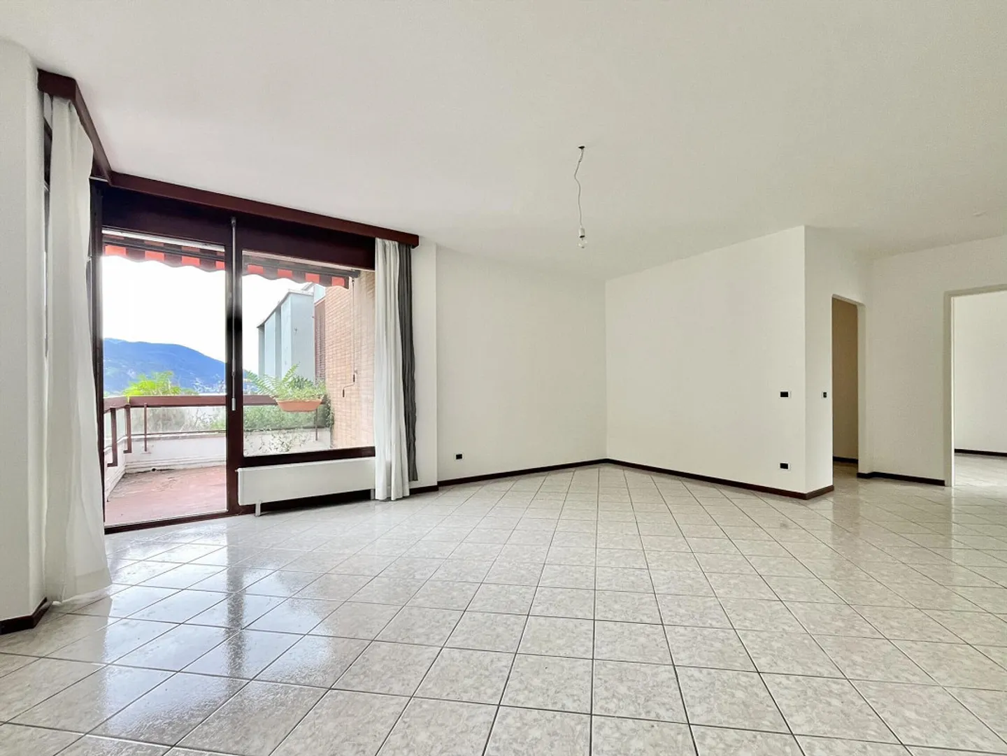 À LOUER APPARTEMENT LUMINEUX 4.5 PIÈCES AVEC TERRASSES À LUGANO VIGANELLO - Photo 4 sur 9