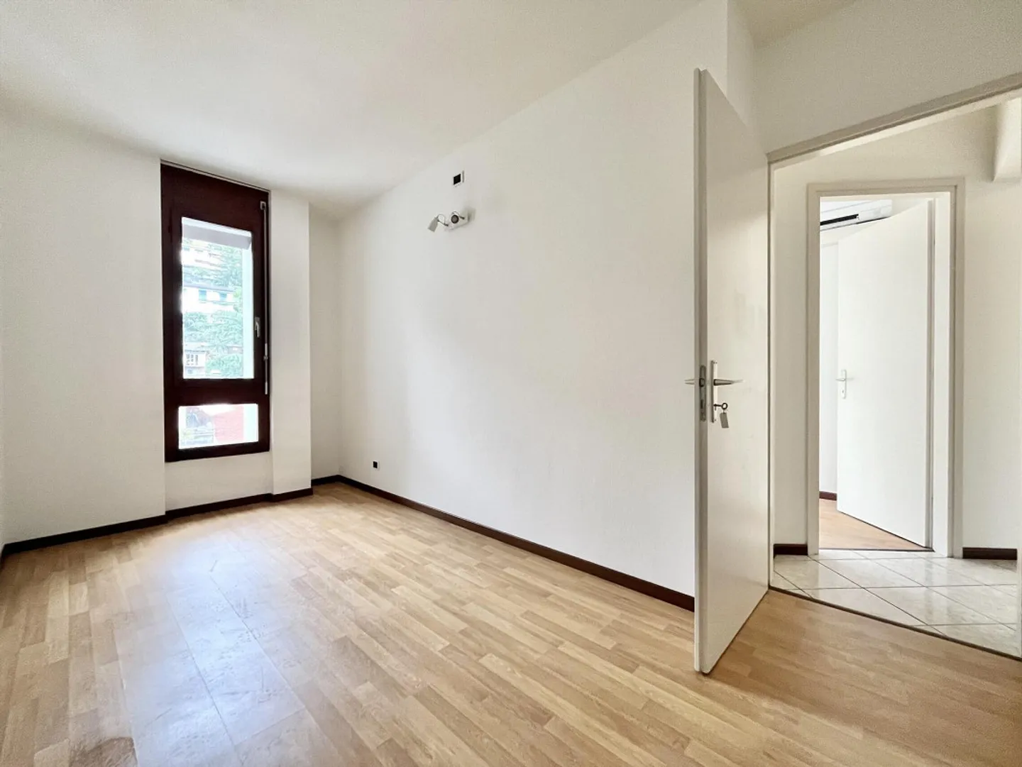 À LOUER APPARTEMENT LUMINEUX 4.5 PIÈCES AVEC TERRASSES À LUGANO VIGANELLO - Photo 7 sur 9