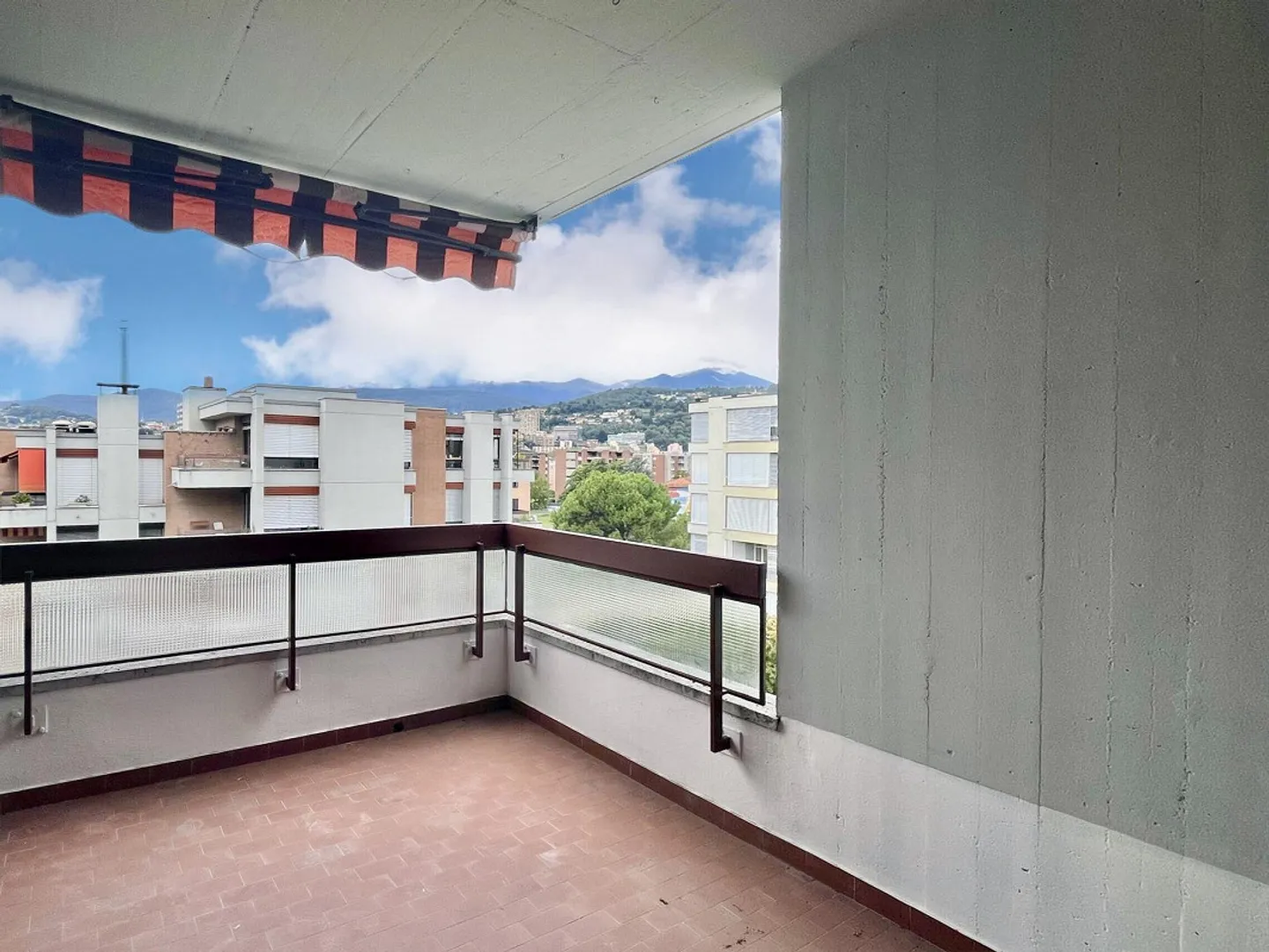 À LOUER APPARTEMENT LUMINEUX 4.5 PIÈCES AVEC TERRASSES À LUGANO VIGANELLO - Photo 8 sur 9