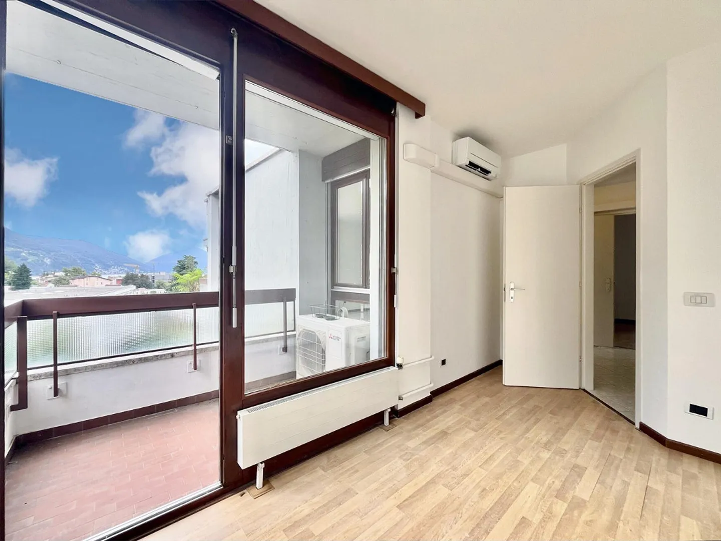 À LOUER APPARTEMENT LUMINEUX 4.5 PIÈCES AVEC TERRASSES À LUGANO VIGANELLO - Photo 1 sur 9