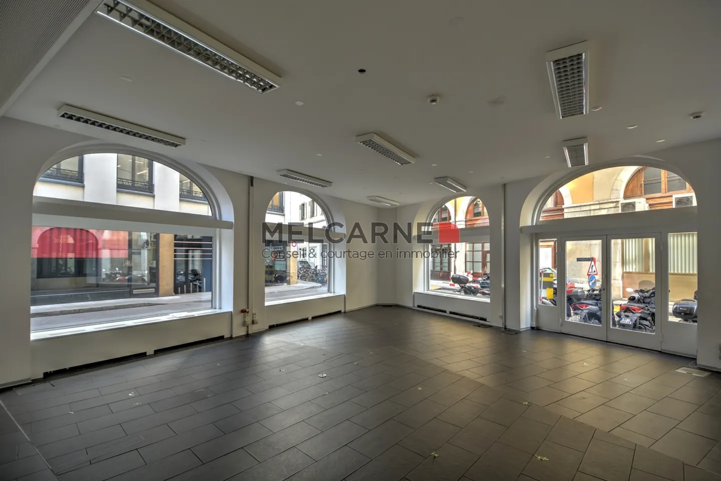 À louer - Arcade - 206 m2 - Photo 2 sur 4