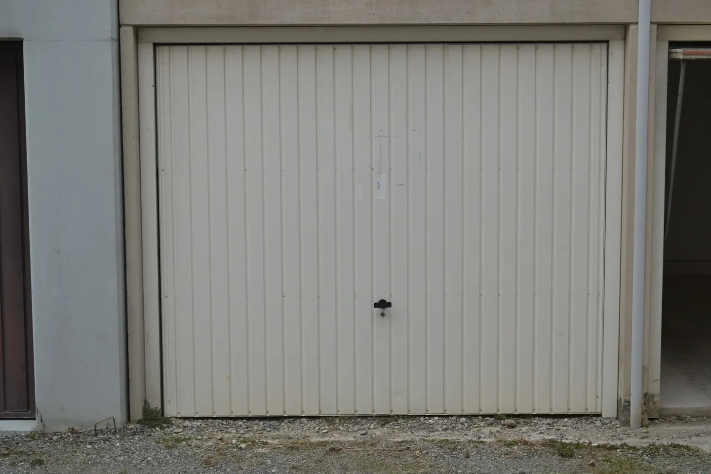 Single garage box for rent - Photo 1 of 3