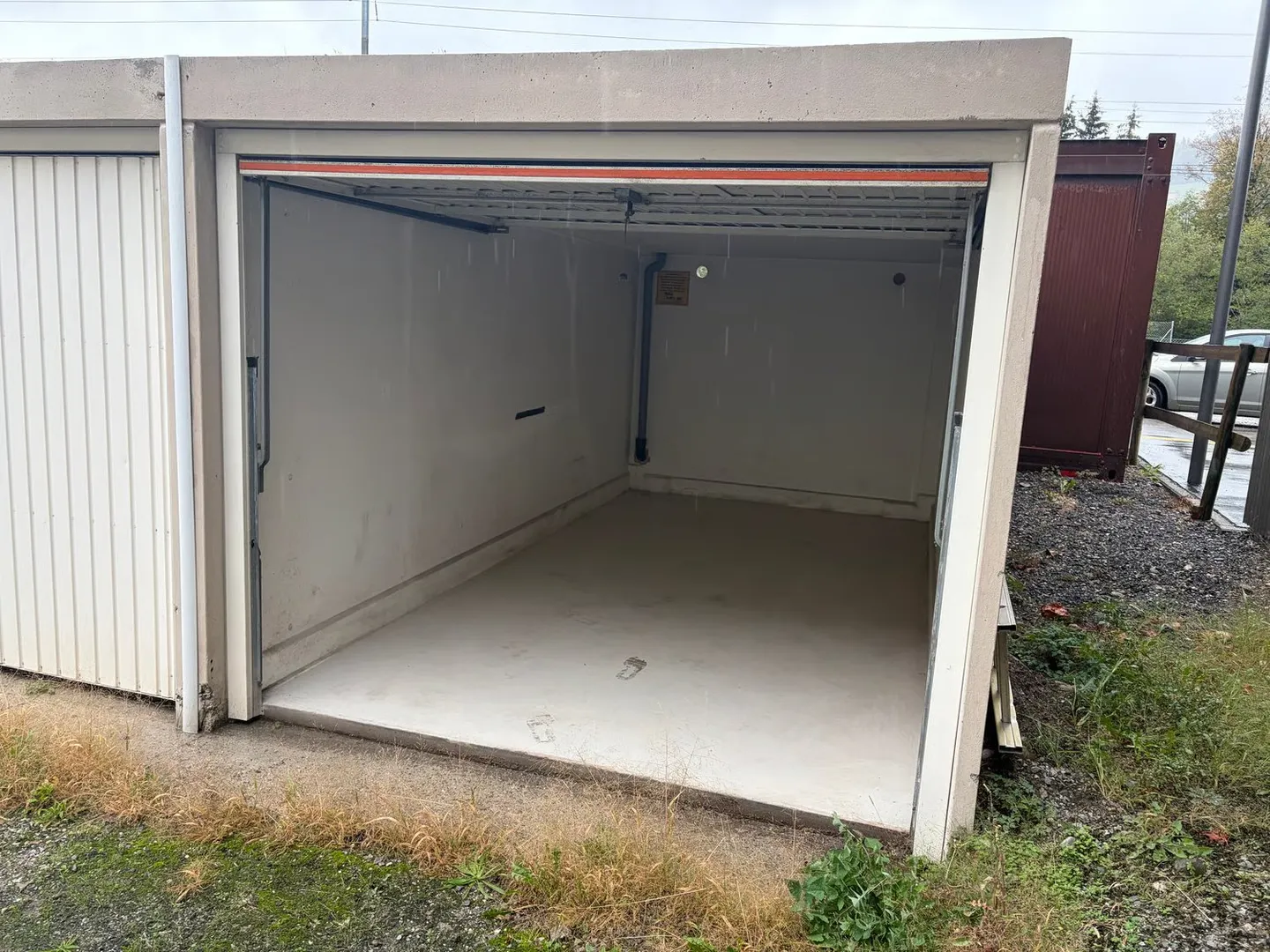 Single garage box for rent - Photo 2 of 3