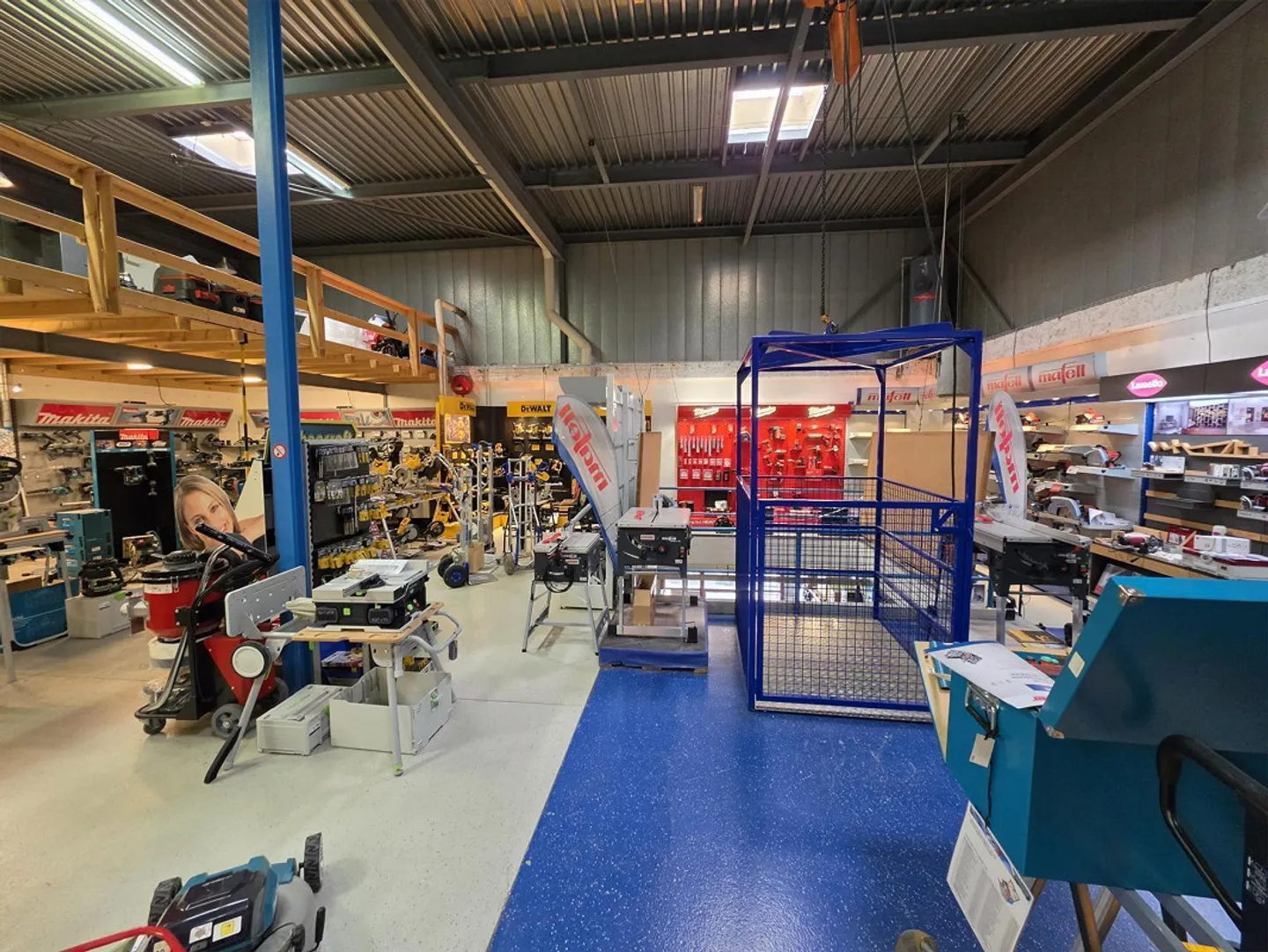 Spazio commerciale versatile con ampio magazzino - Foto 1 di 14