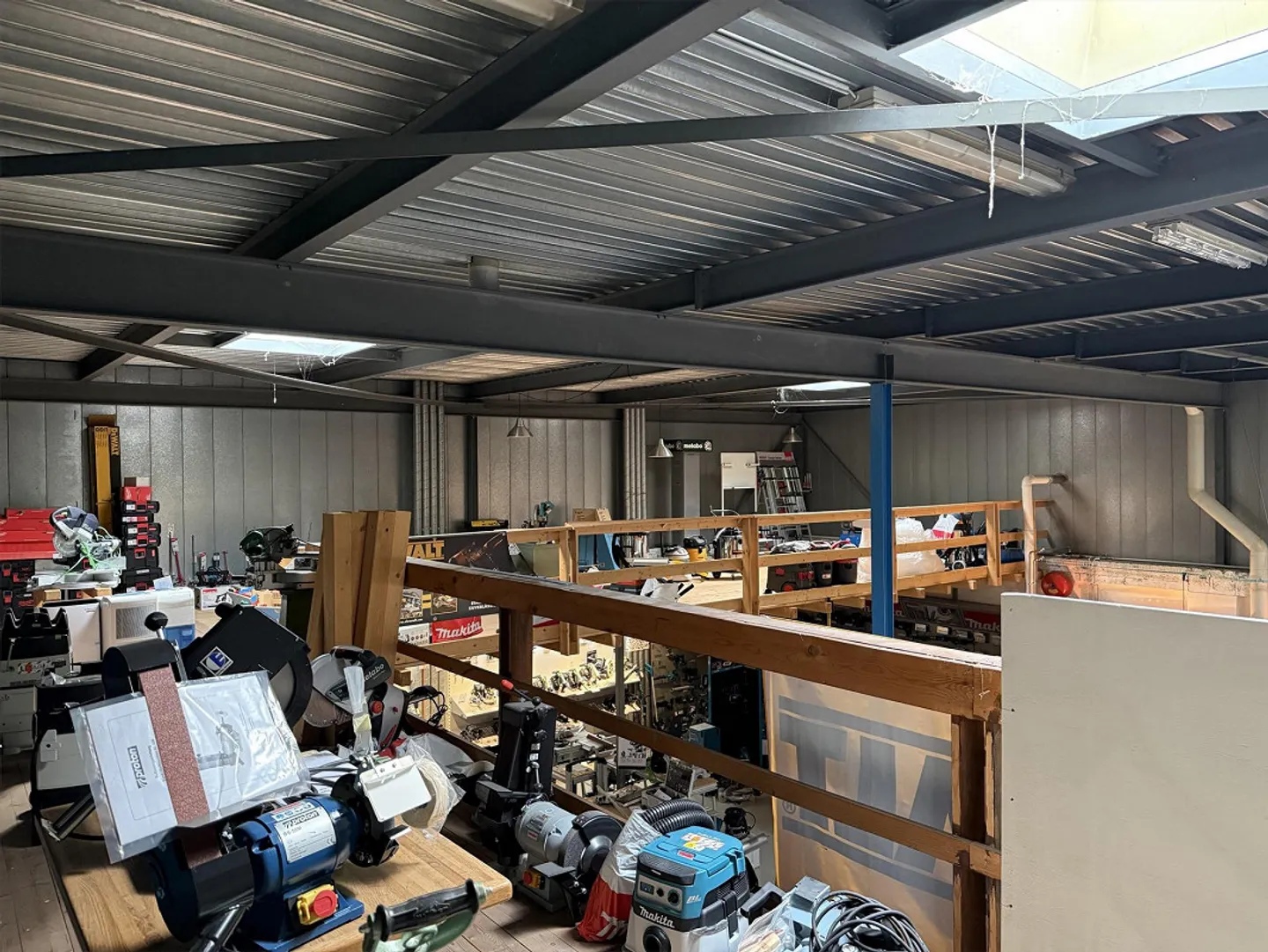 Spazio commerciale versatile con ampio magazzino - Foto 2 di 14