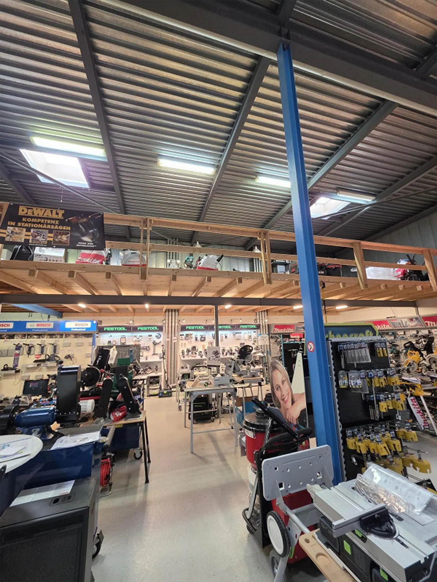 Spazio commerciale versatile con ampio magazzino - Foto 3 di 14