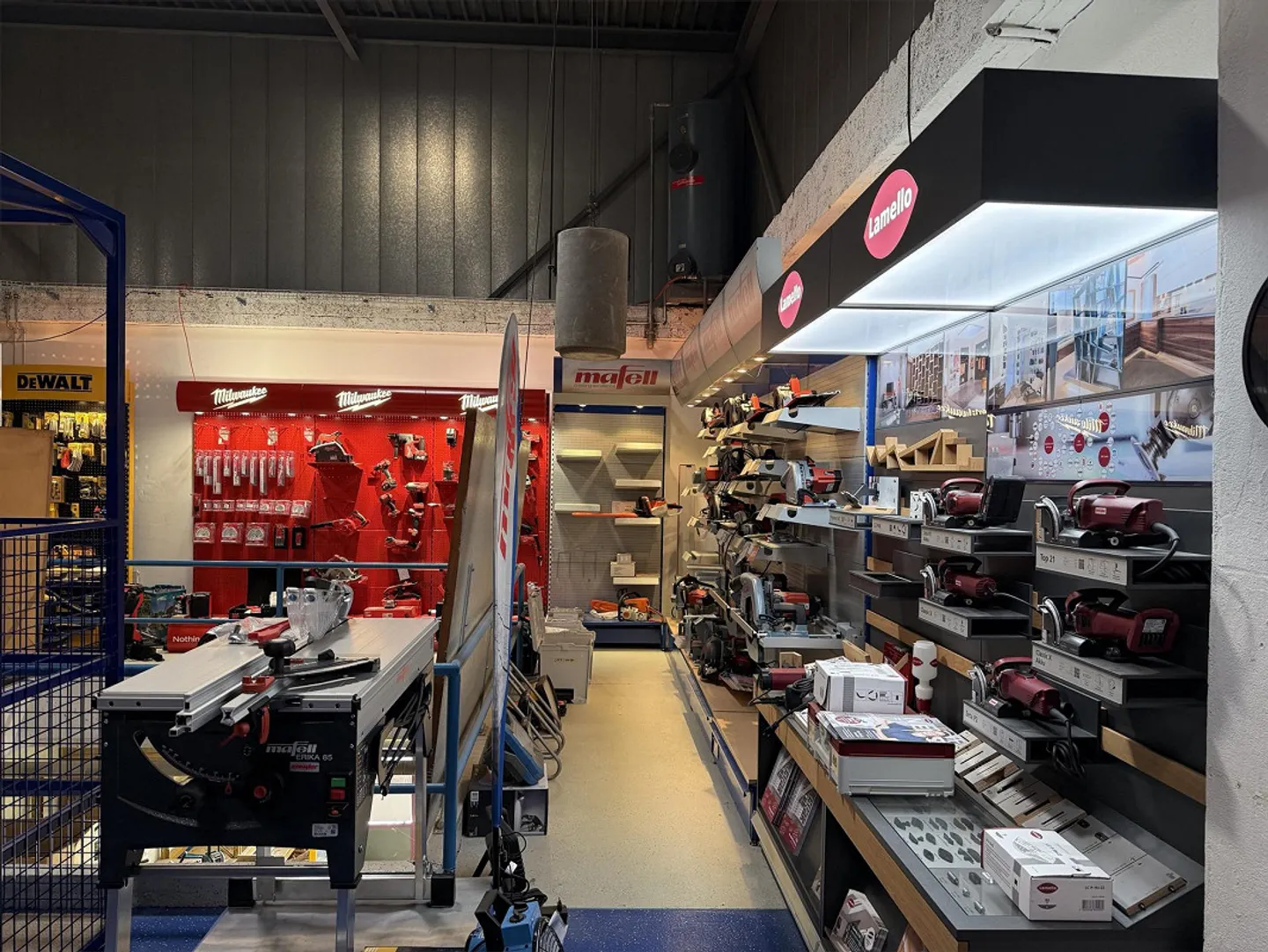Spazio commerciale versatile con ampio magazzino - Foto 4 di 14