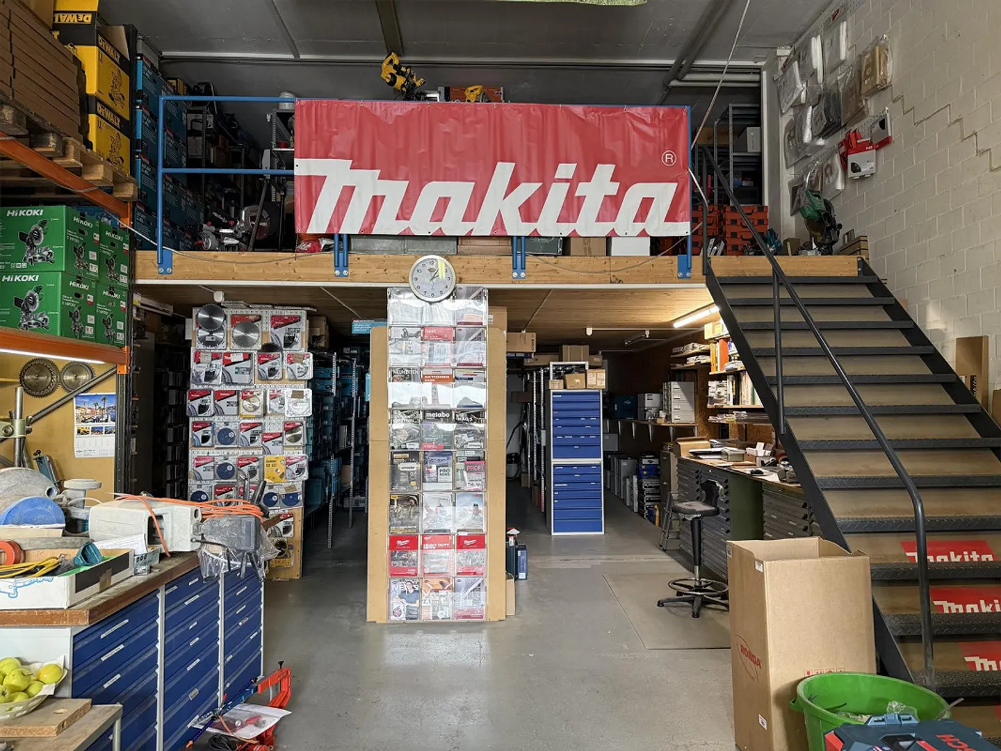 Spazio commerciale versatile con ampio magazzino - Foto 5 di 14