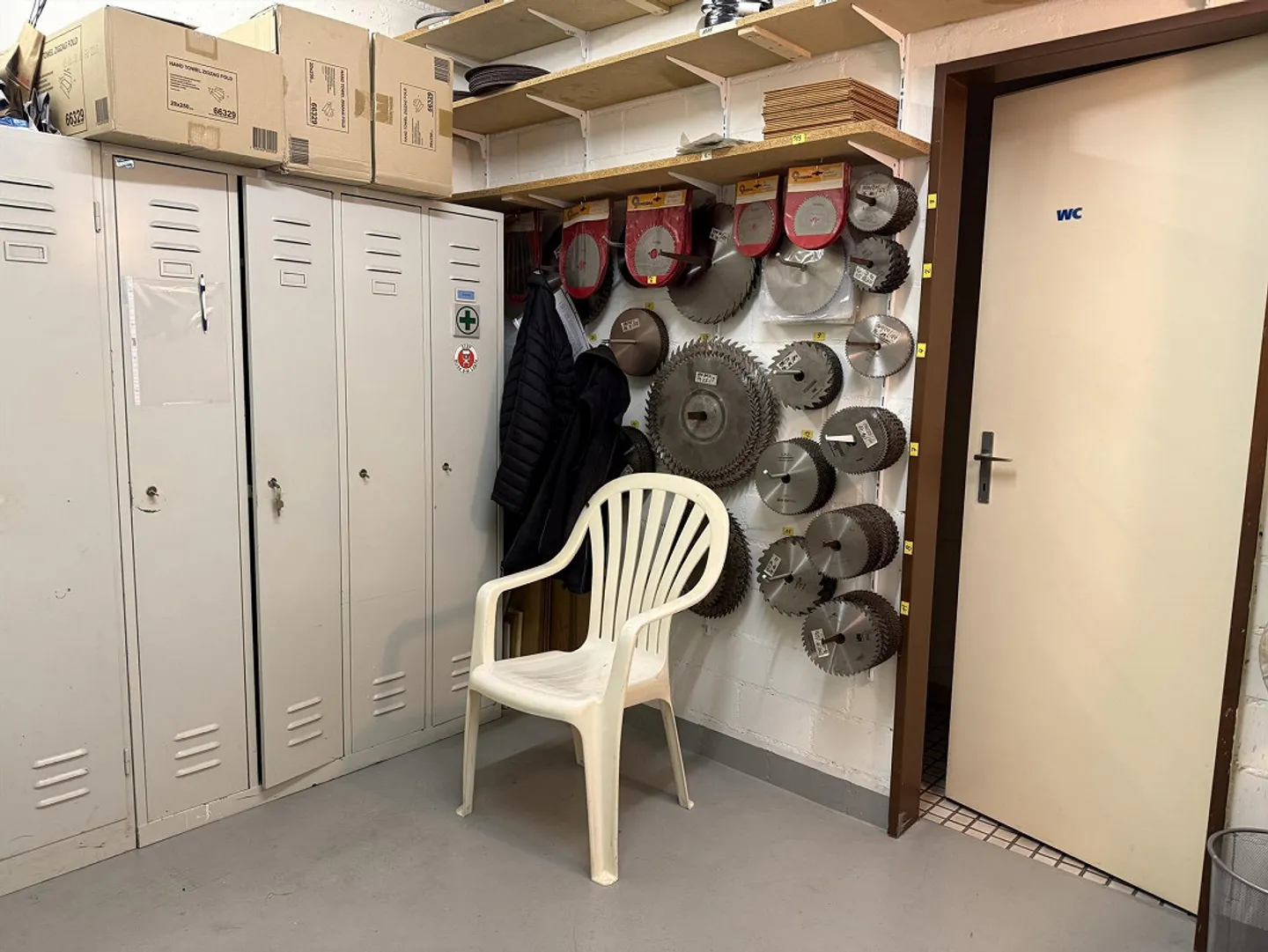 Spazio commerciale versatile con ampio magazzino - Foto 9 di 14