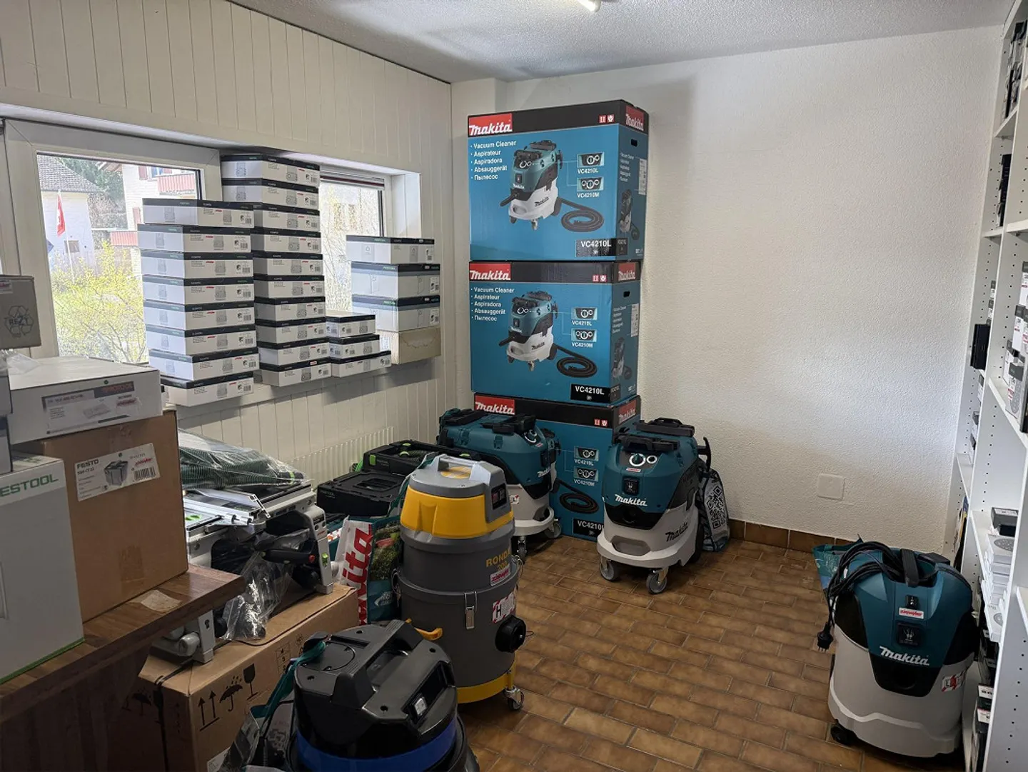 Spazio commerciale versatile con ampio magazzino - Foto 10 di 14