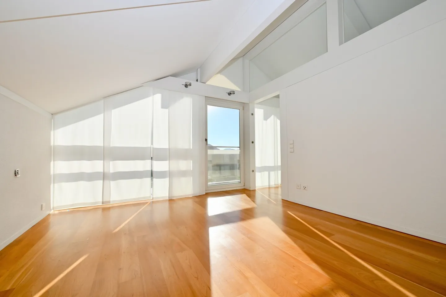 Modern Villa in Carabbia - Photo 15 of 26