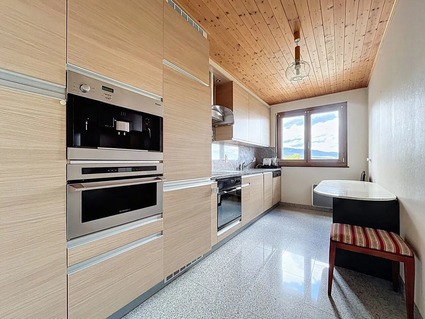 Lumineux duplex en attique - Photo 4 sur 7