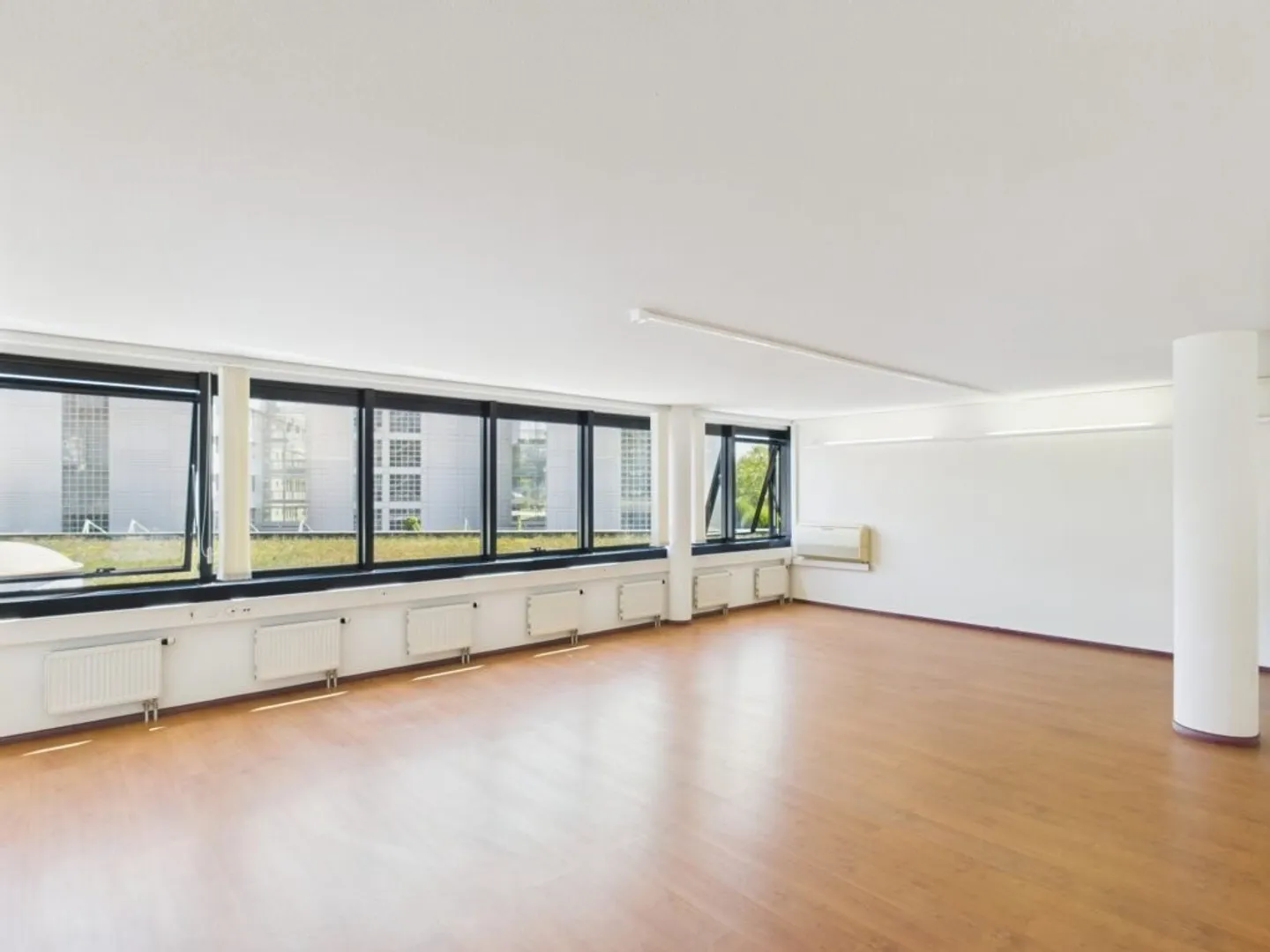 Bureau de 64 m2 au 1er étage sis dans un immeuble bénéficiant d'un emplacement s - Photo 1 sur 5