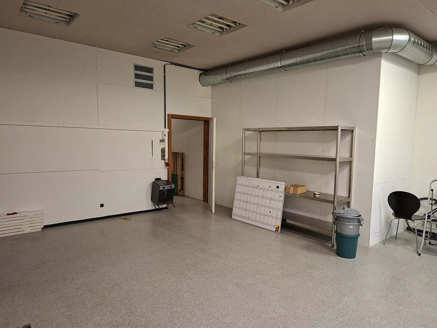 Spazio commerciale pratico / studio / laboratorio al piano terra - Foto 2 di 5