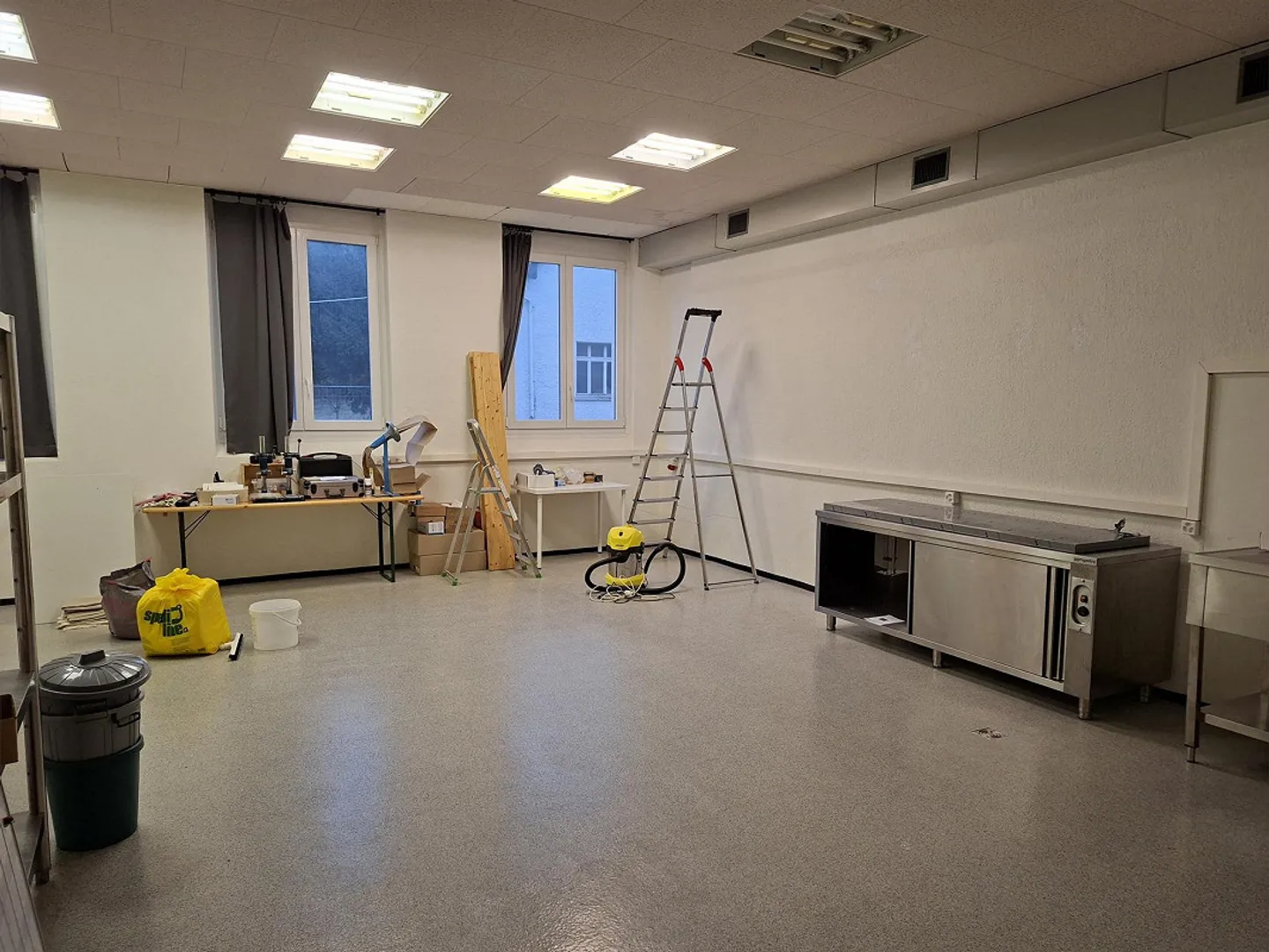 Spazio commerciale pratico / studio / laboratorio al piano terra - Foto 3 di 5