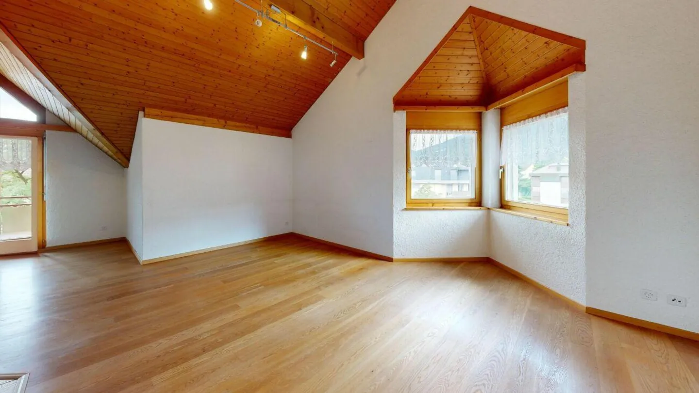 Geräumige Dachwohnung mit Balkonen - Foto 6 von 16