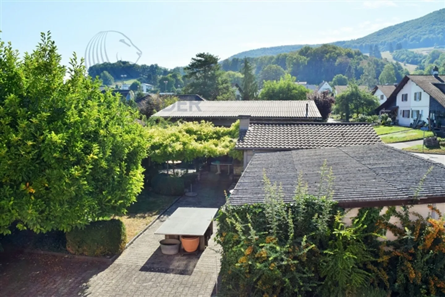 Ideally located with 3 apartments and 1 commercial space - Photo 5 of 11