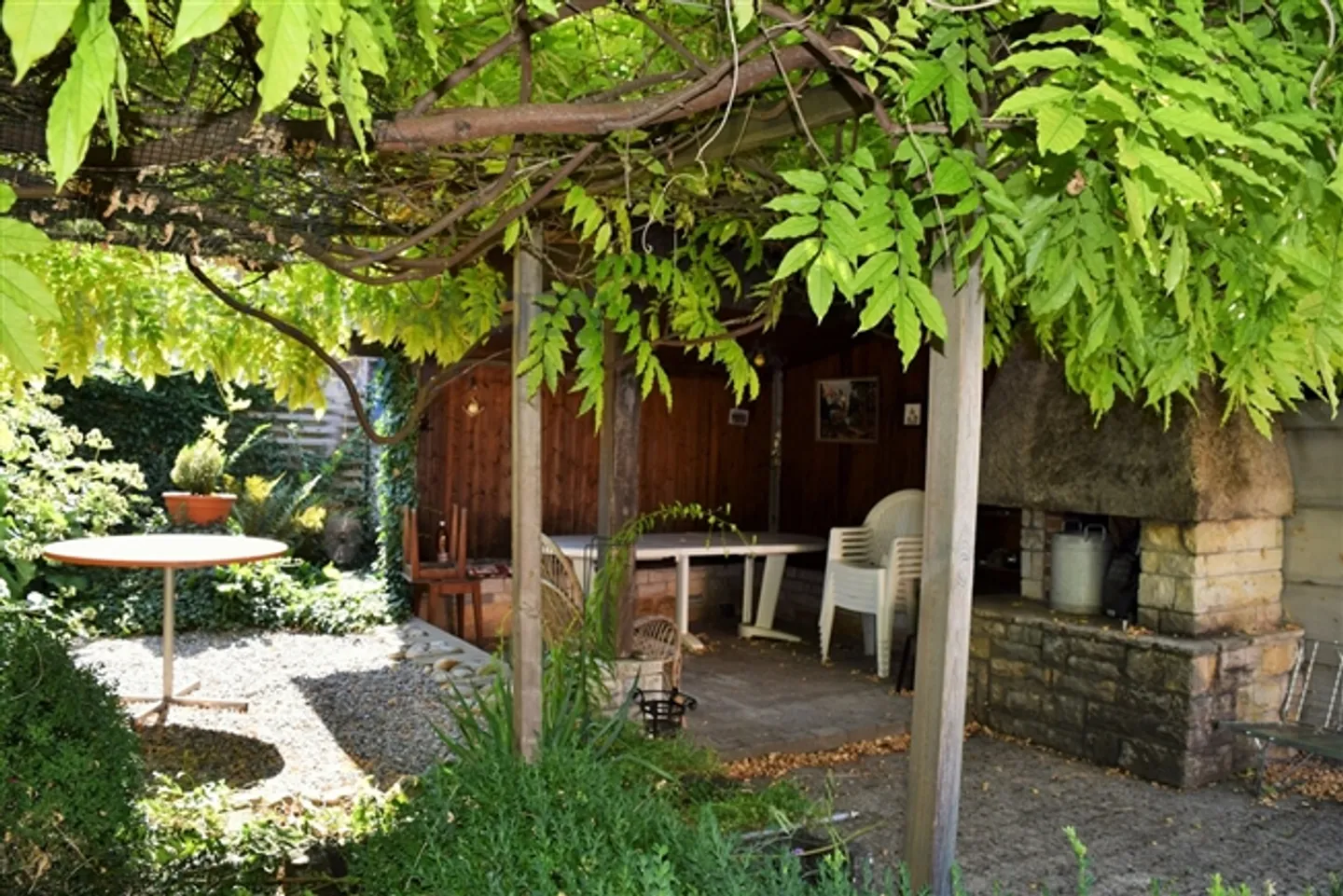 Ideally located with 3 apartments and 1 commercial space - Photo 9 of 11