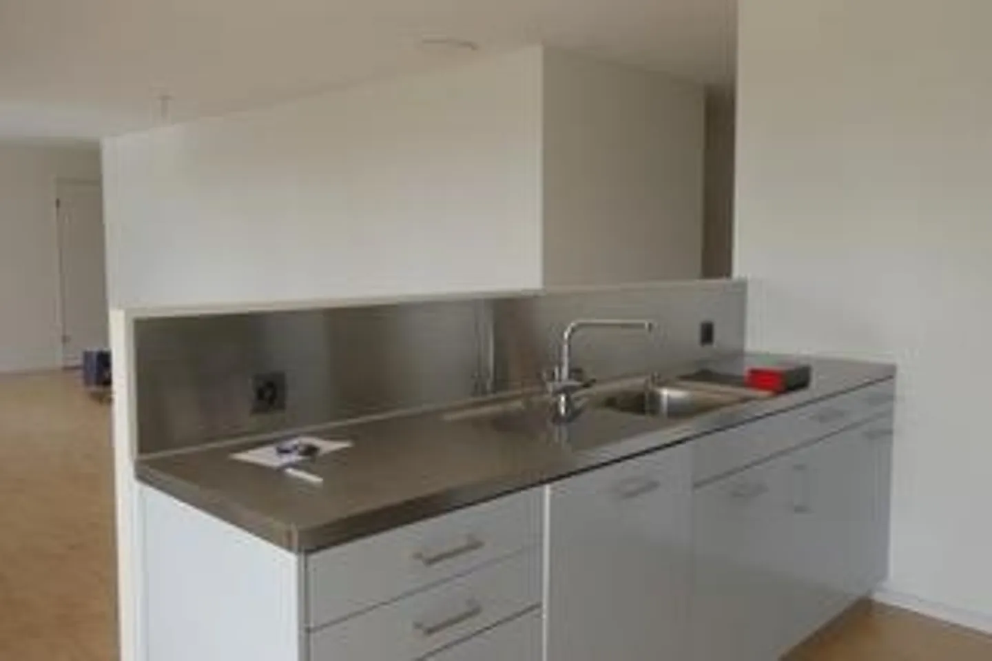 Condominio moderno di 4 1/2 stanze in zona tranquilla con posto auto sotterraneo - Foto 4 di 8