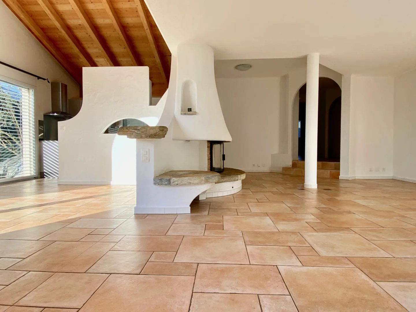 Spacious Villa-Style Apartment - Photo 11 of 13