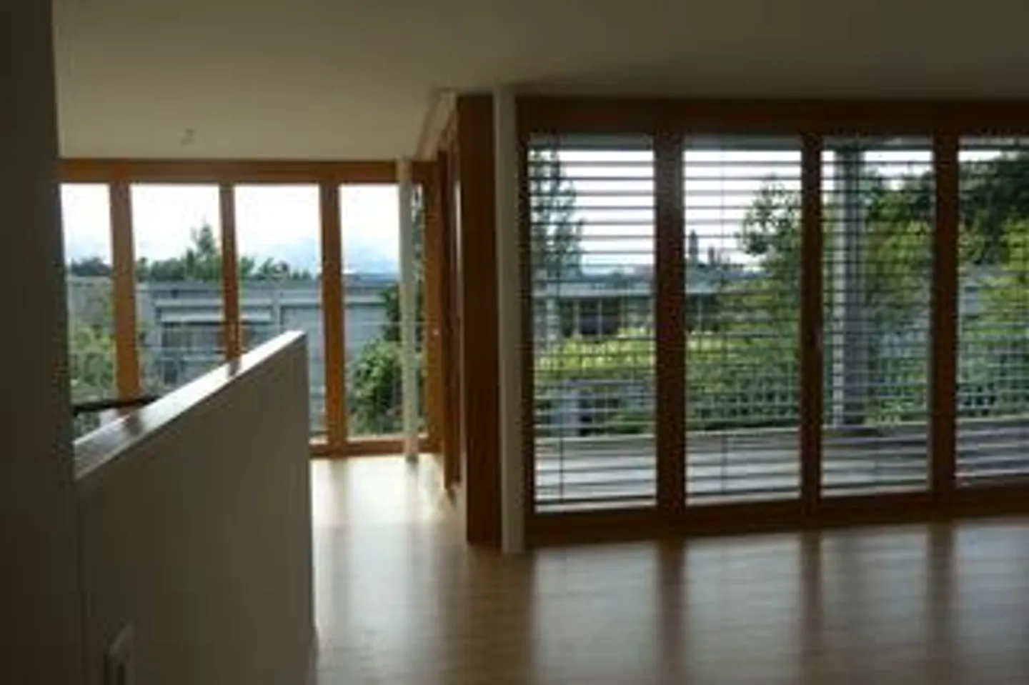 Condominio moderno di 4 1/2 stanze in zona tranquilla con posto auto sotterraneo - Foto 2 di 8