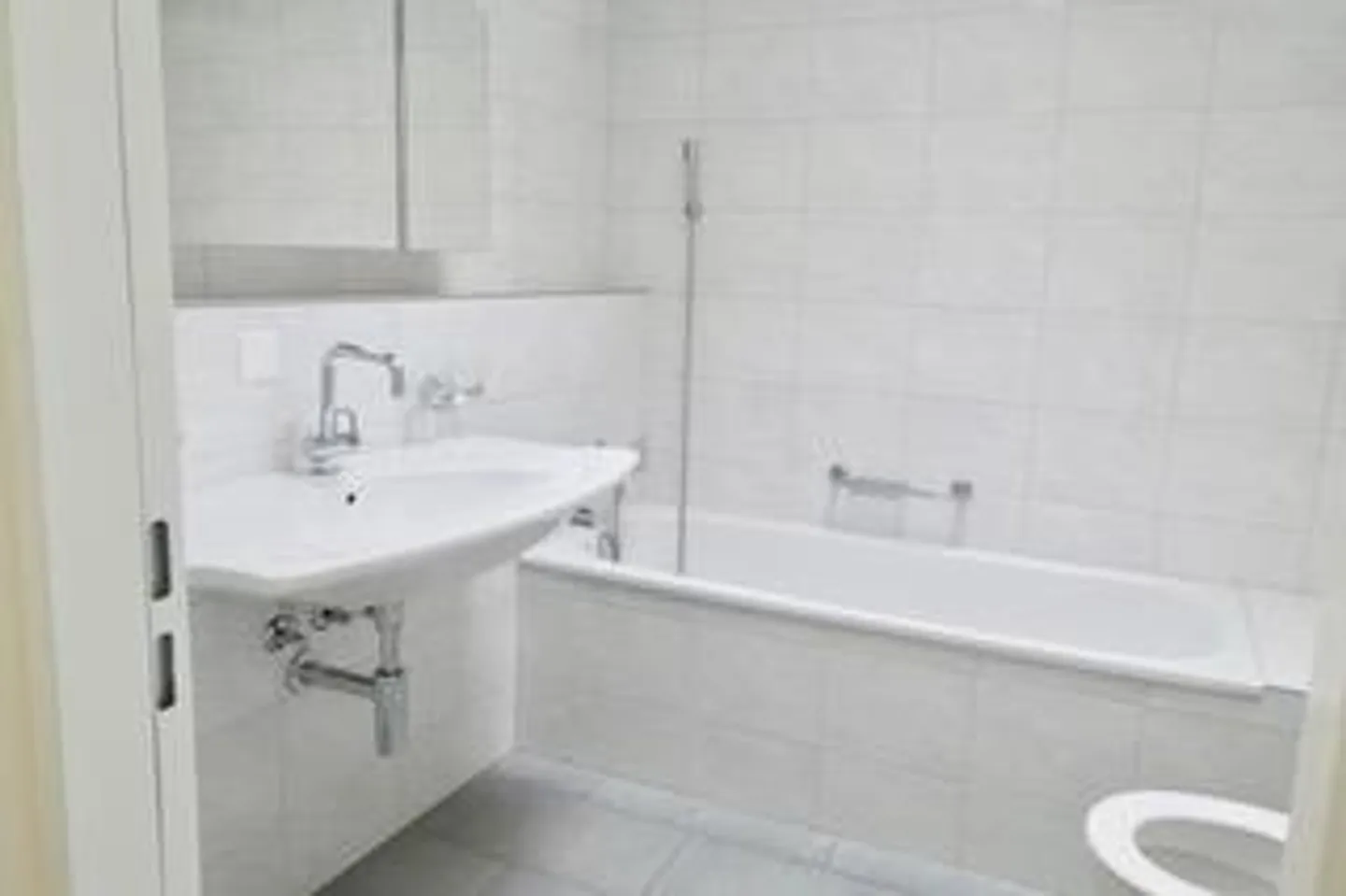 Condominio moderno di 4 1/2 stanze in zona tranquilla con posto auto sotterraneo - Foto 5 di 8