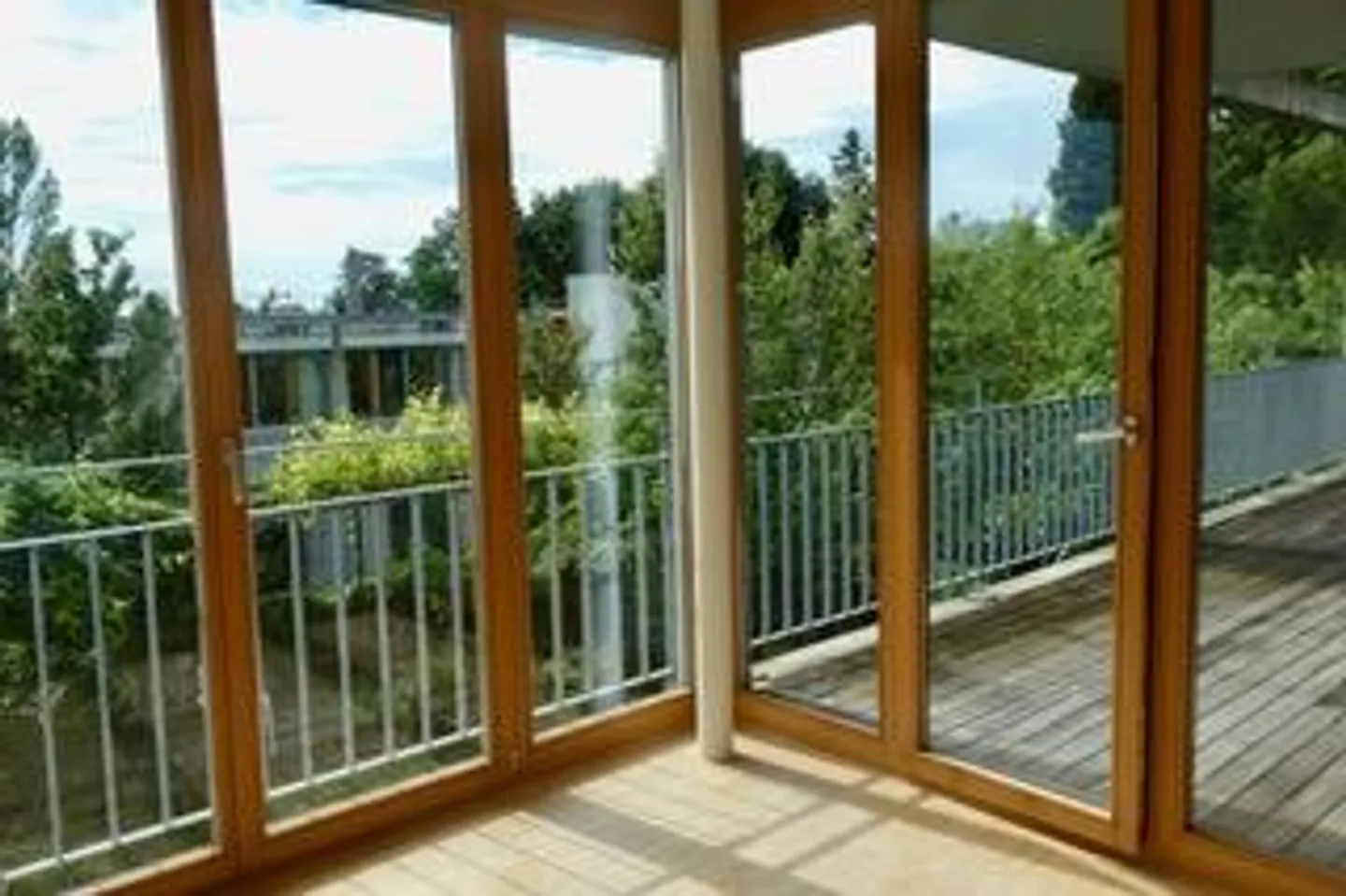 Condominio moderno di 4 1/2 stanze in zona tranquilla con posto auto sotterraneo - Foto 6 di 8
