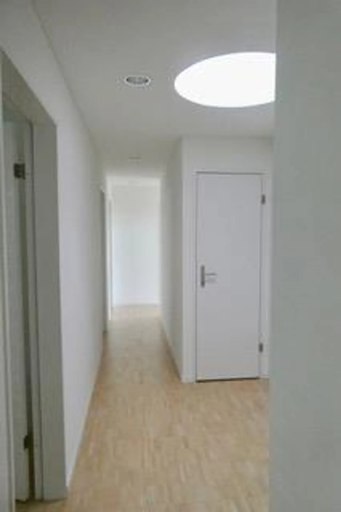Condominio moderno di 4 1/2 stanze in zona tranquilla con posto auto sotterraneo - Foto 7 di 8