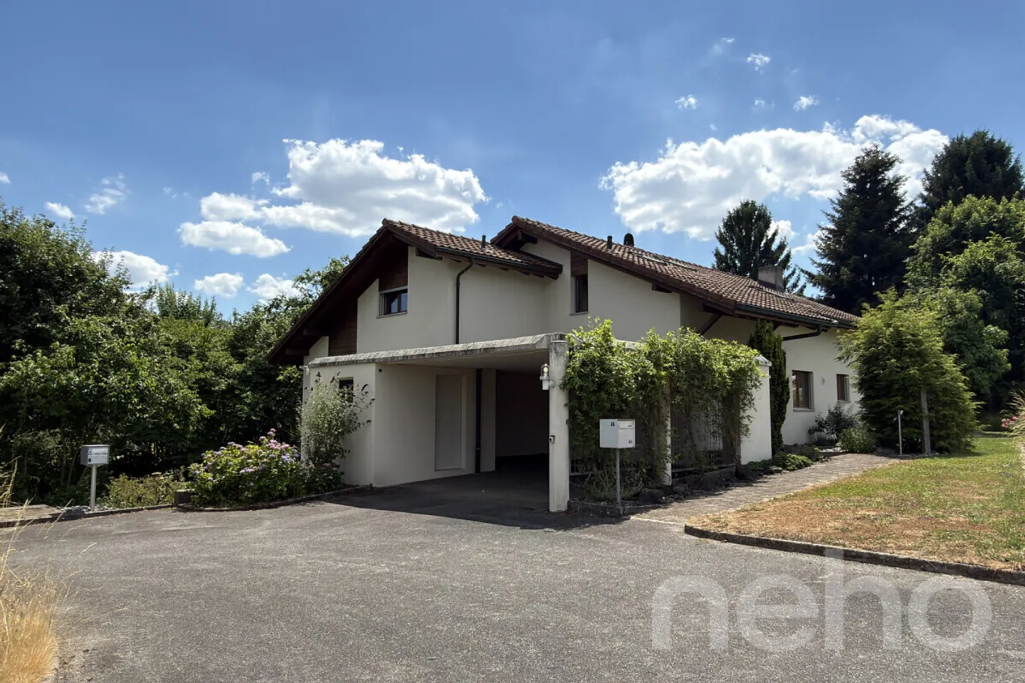 Large Single-Family House with Garden, Conservatory, and Lots of Potential - Photo 4 of 12