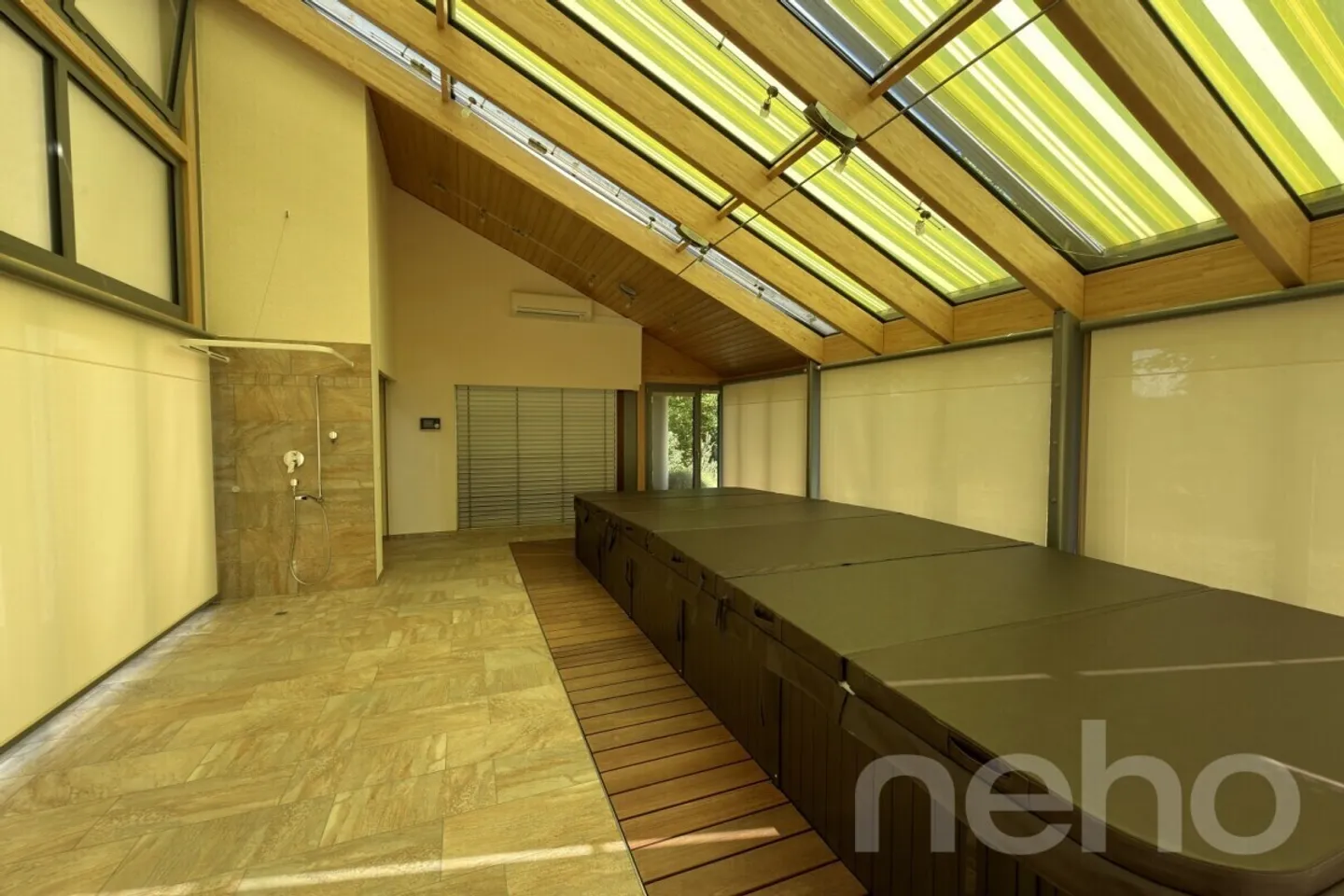 Large Single-Family House with Garden, Conservatory, and Lots of Potential - Photo 5 of 12