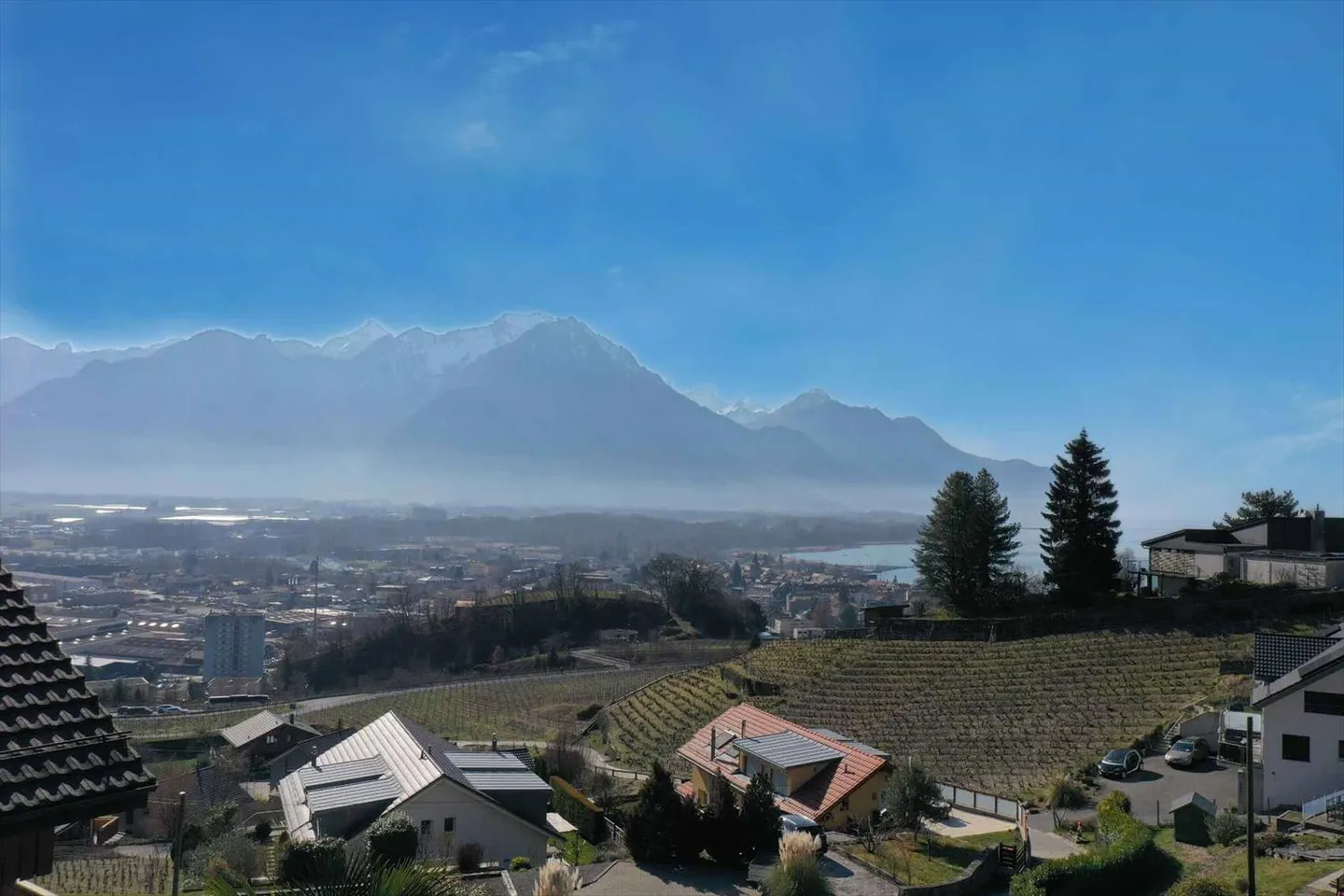 Schöne individuelle Villa mit hübschem Blick auf den See - Photo 1 sur 12