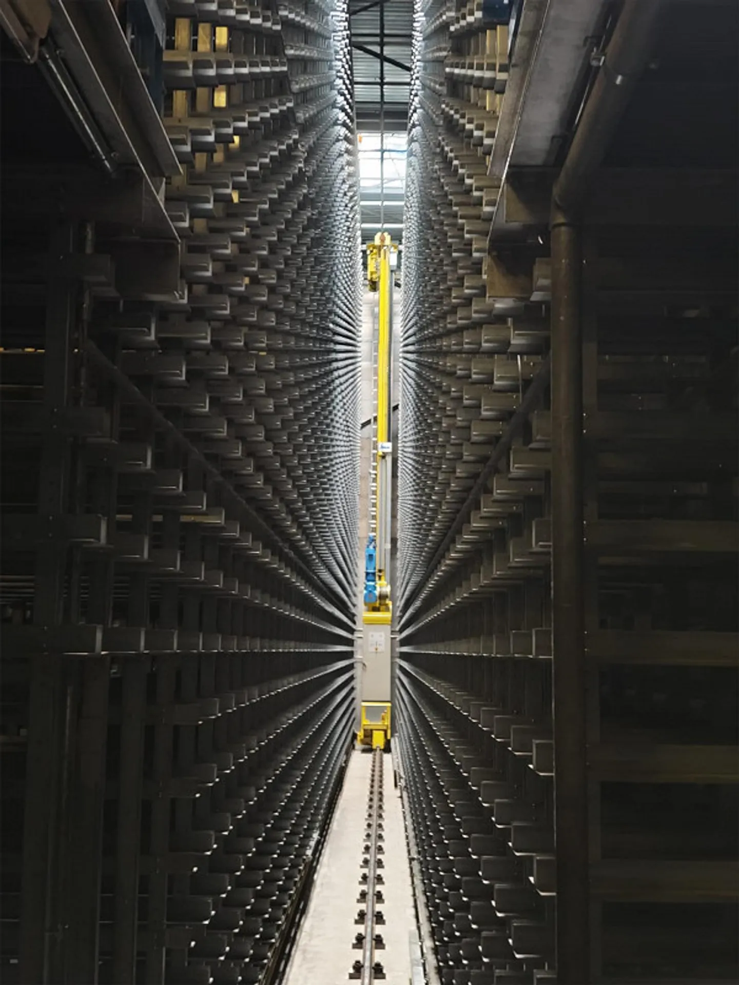 Entrepôt automatisé à rayonnage haut avec technologie de transport et potentiel d'extension - Photo 1 sur 13