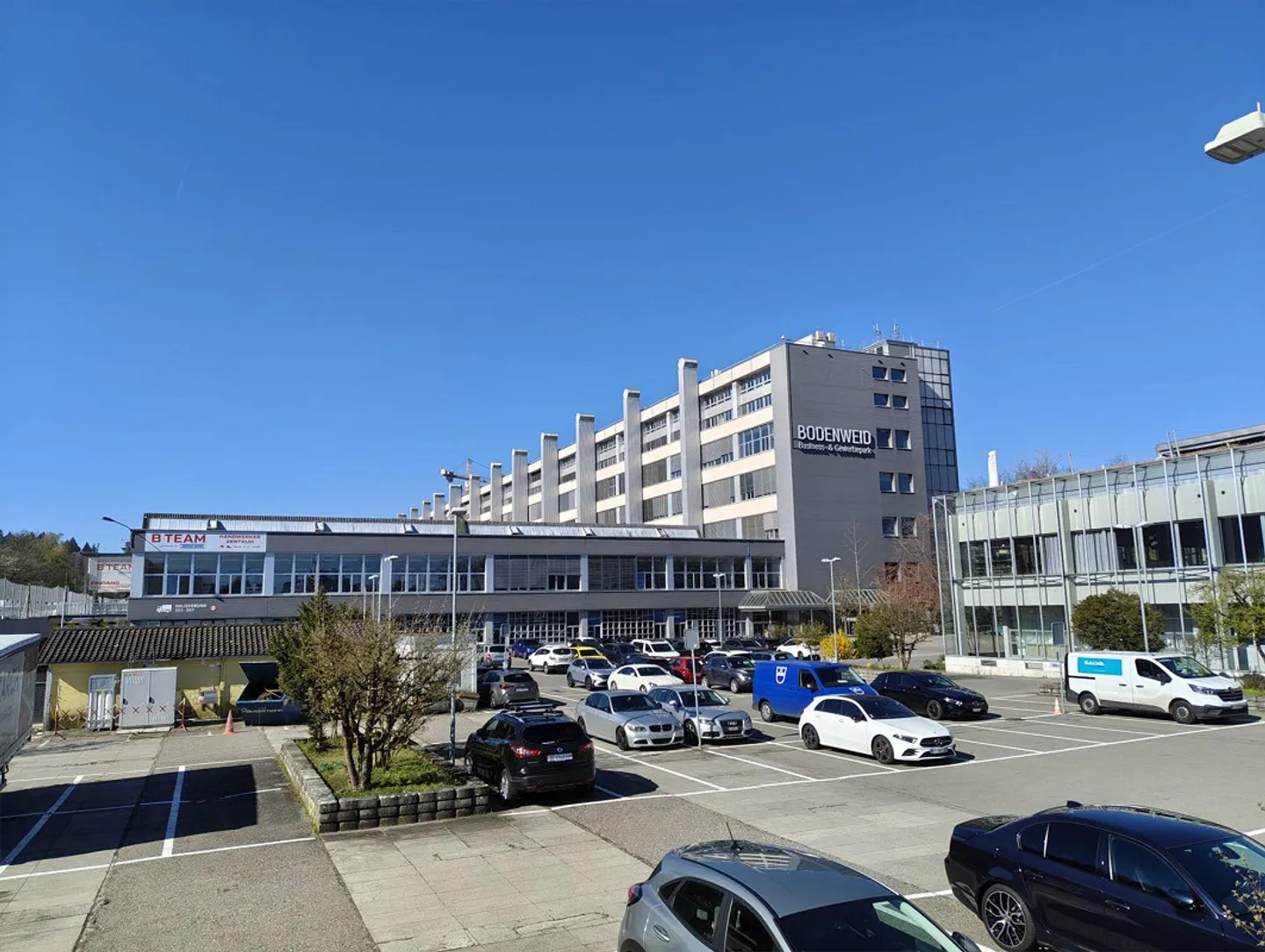 Entrepôt automatisé à rayonnage haut avec technologie de transport et potentiel d'extension - Photo 2 sur 13