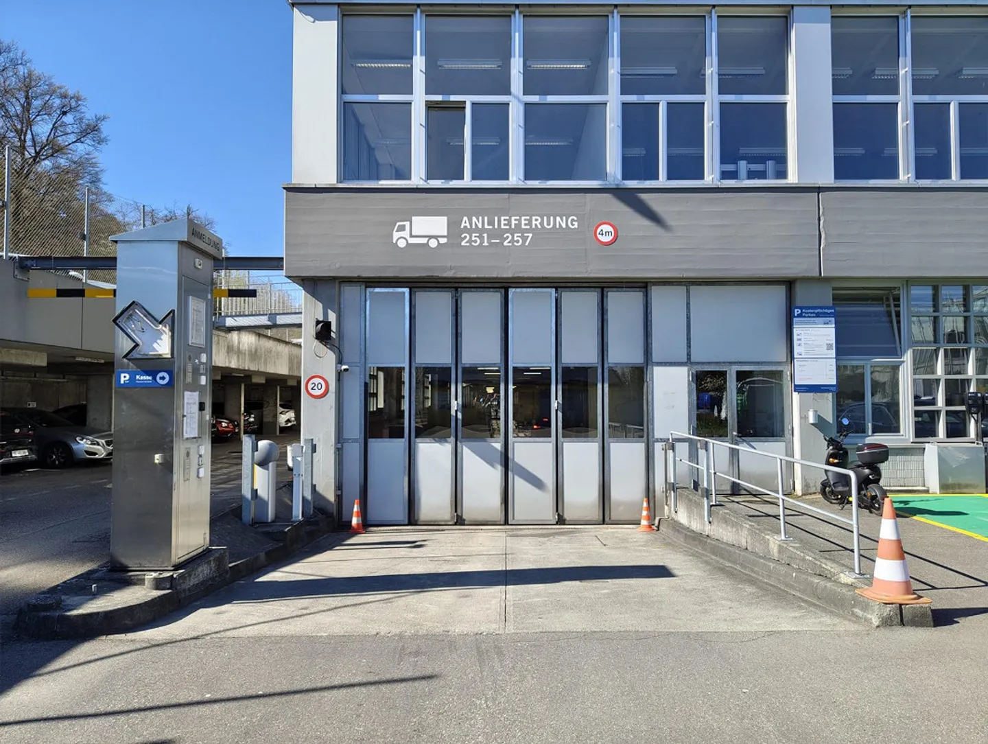 Entrepôt automatisé à rayonnage haut avec technologie de transport et potentiel d'extension - Photo 4 sur 13