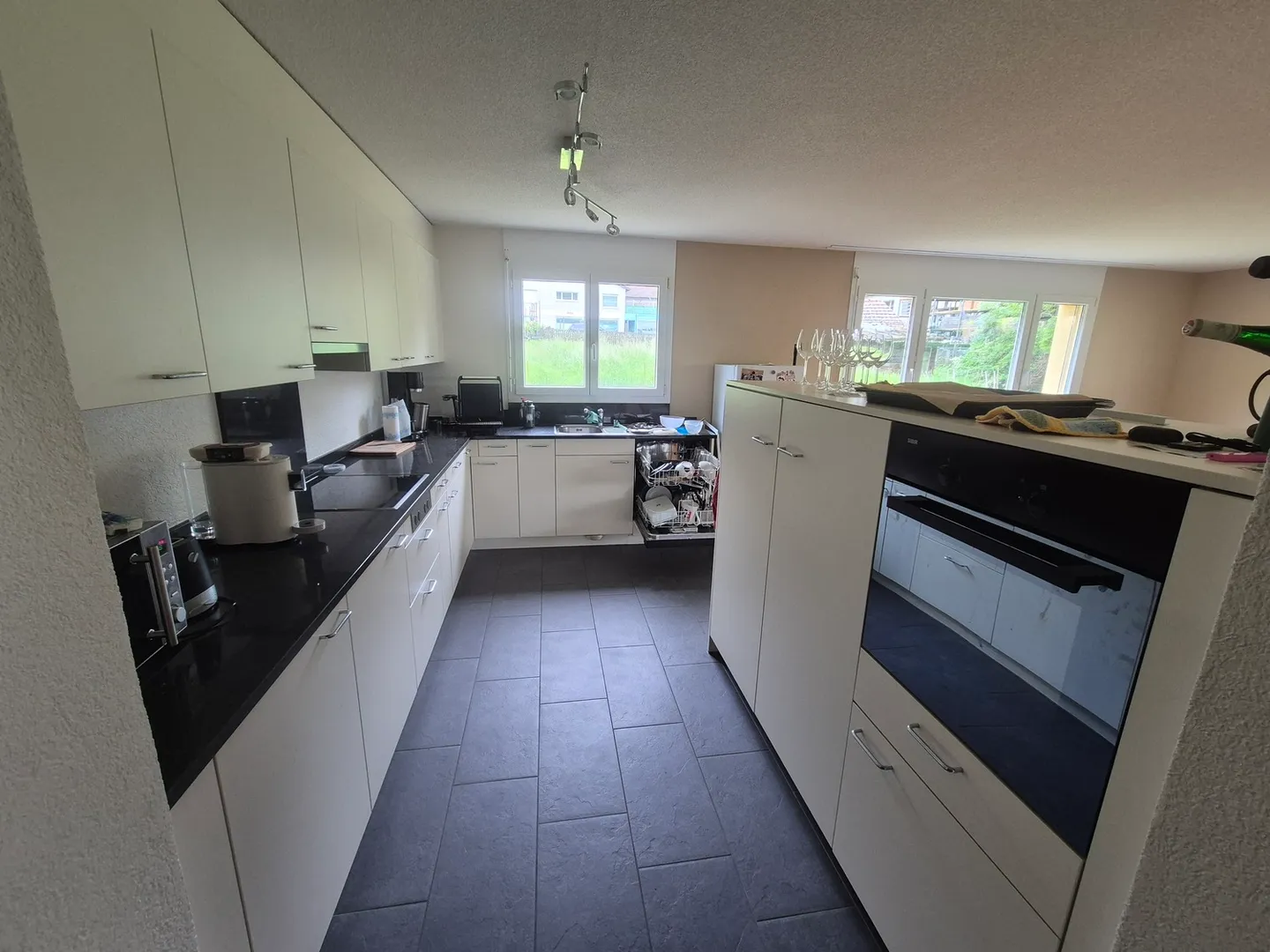 Spacious Apartment with Lift - Photo 5 of 8